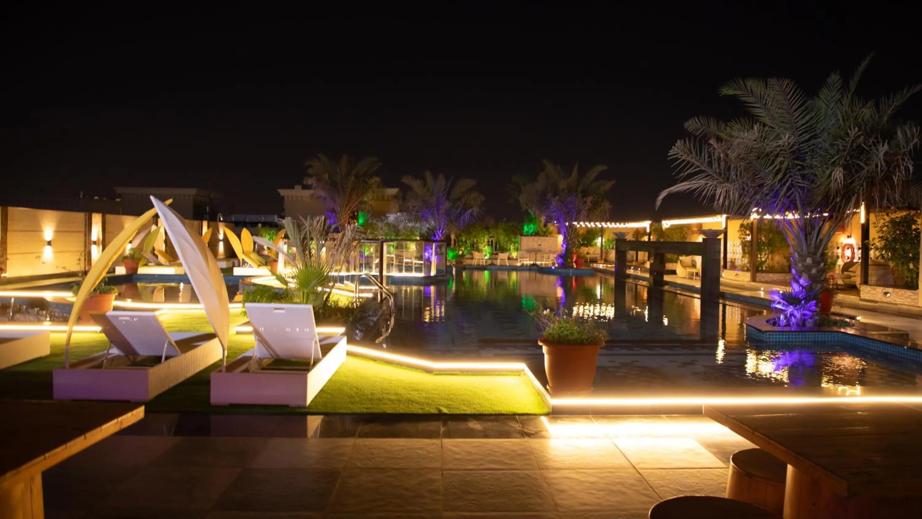 Swimming pool in La Zona Continental Hotel