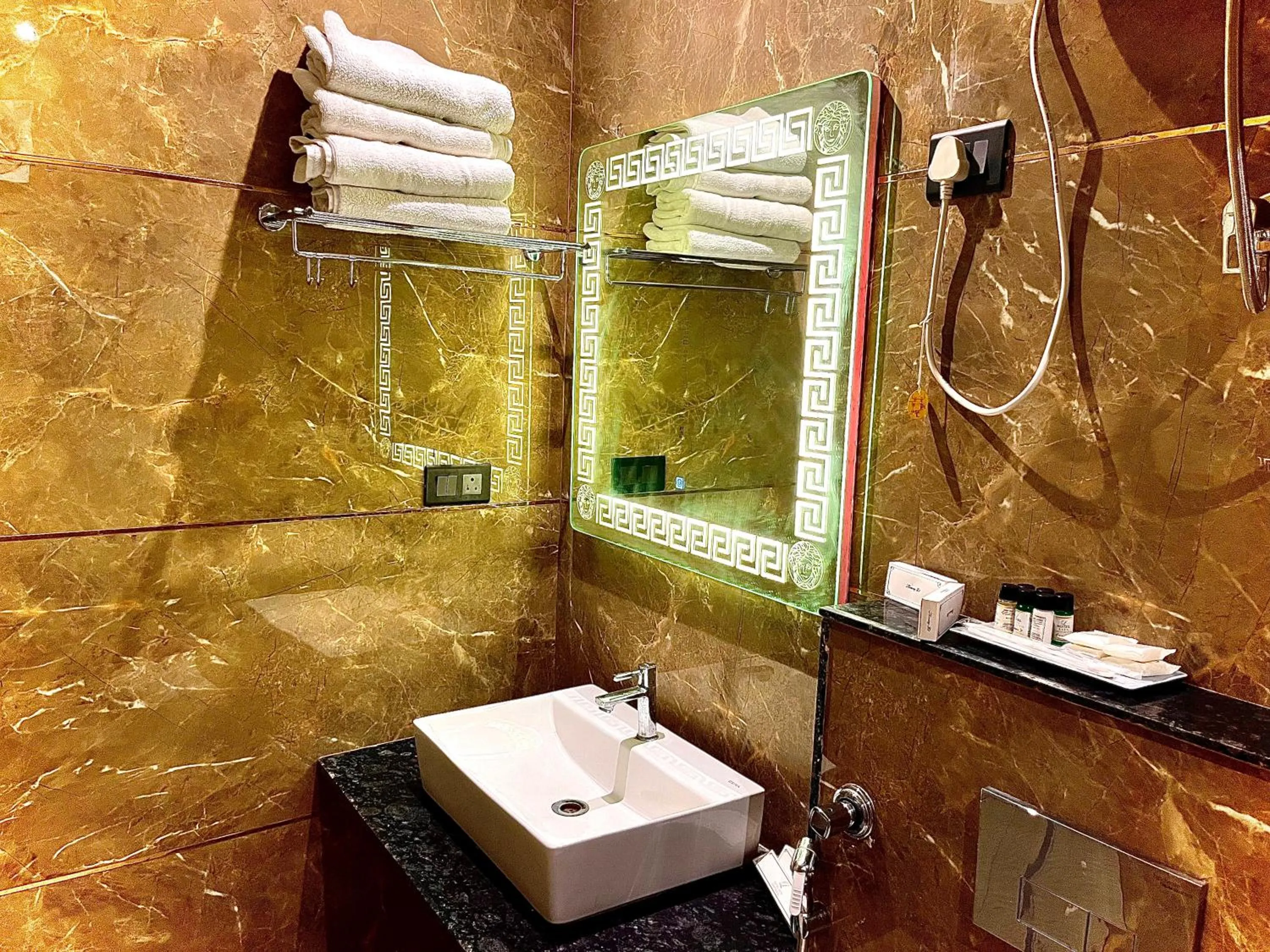 Shower in Hotel Lata Continental