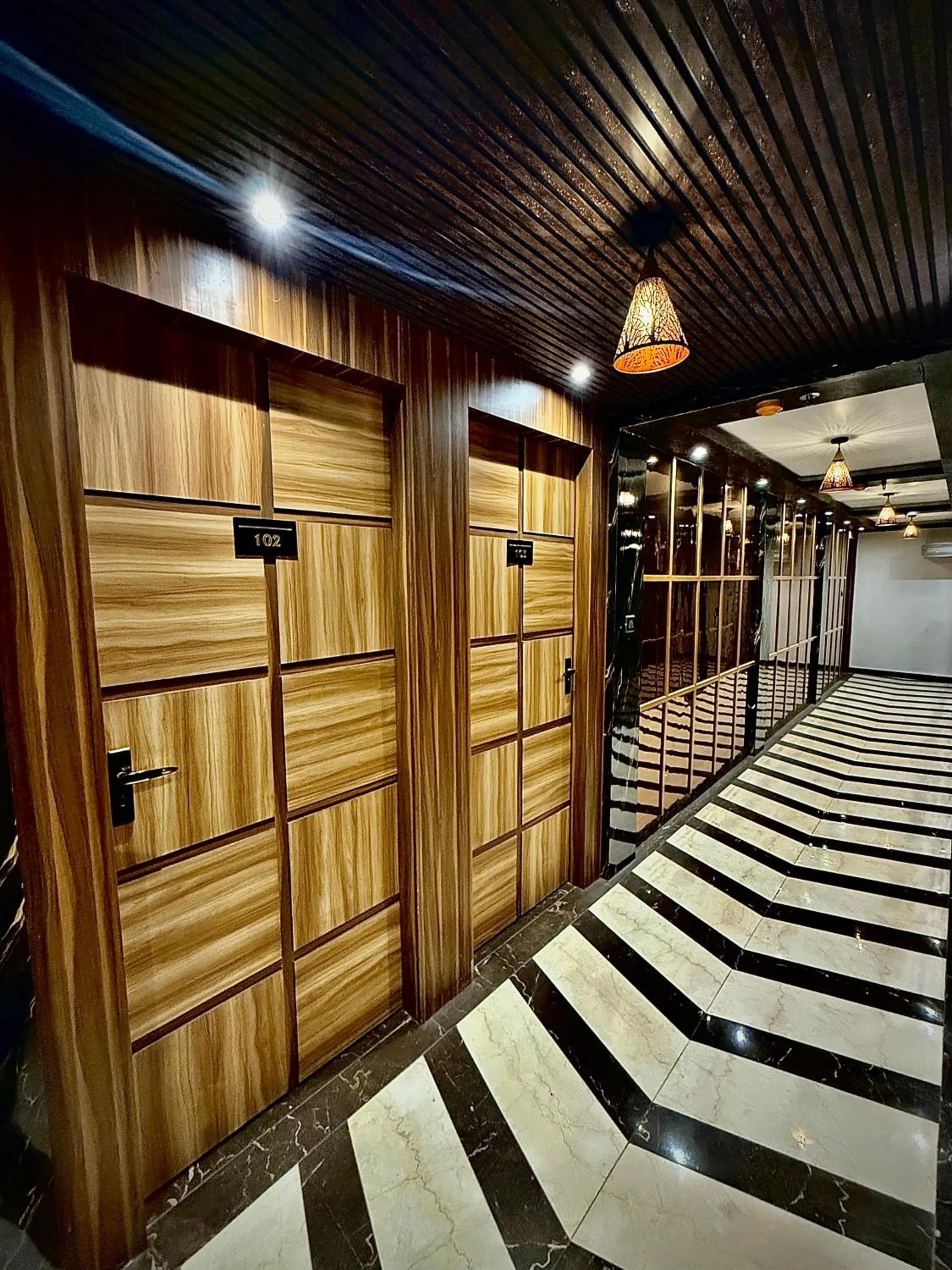 wardrobe in Hotel Lata Continental