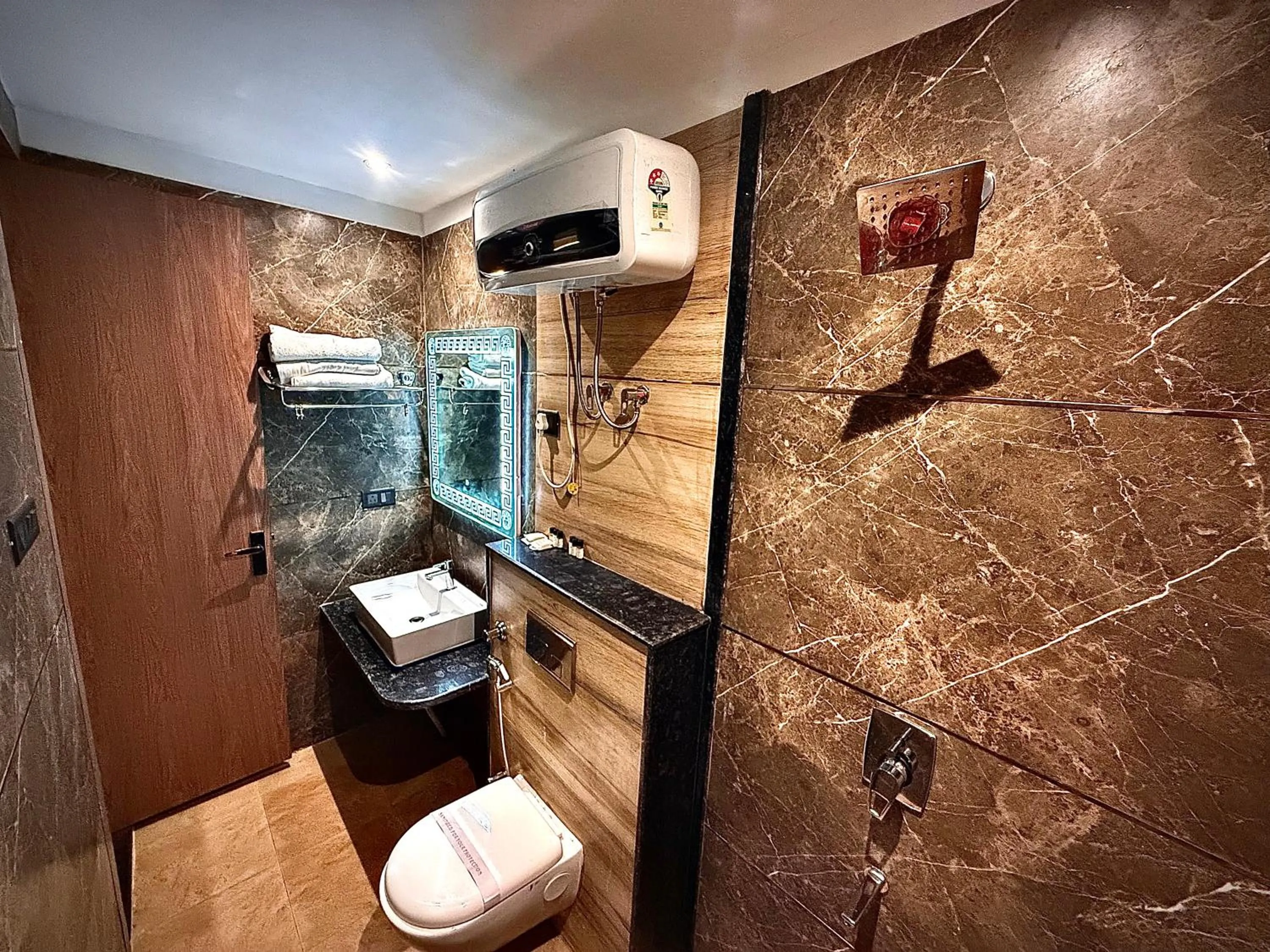 Shower in Hotel Lata Continental