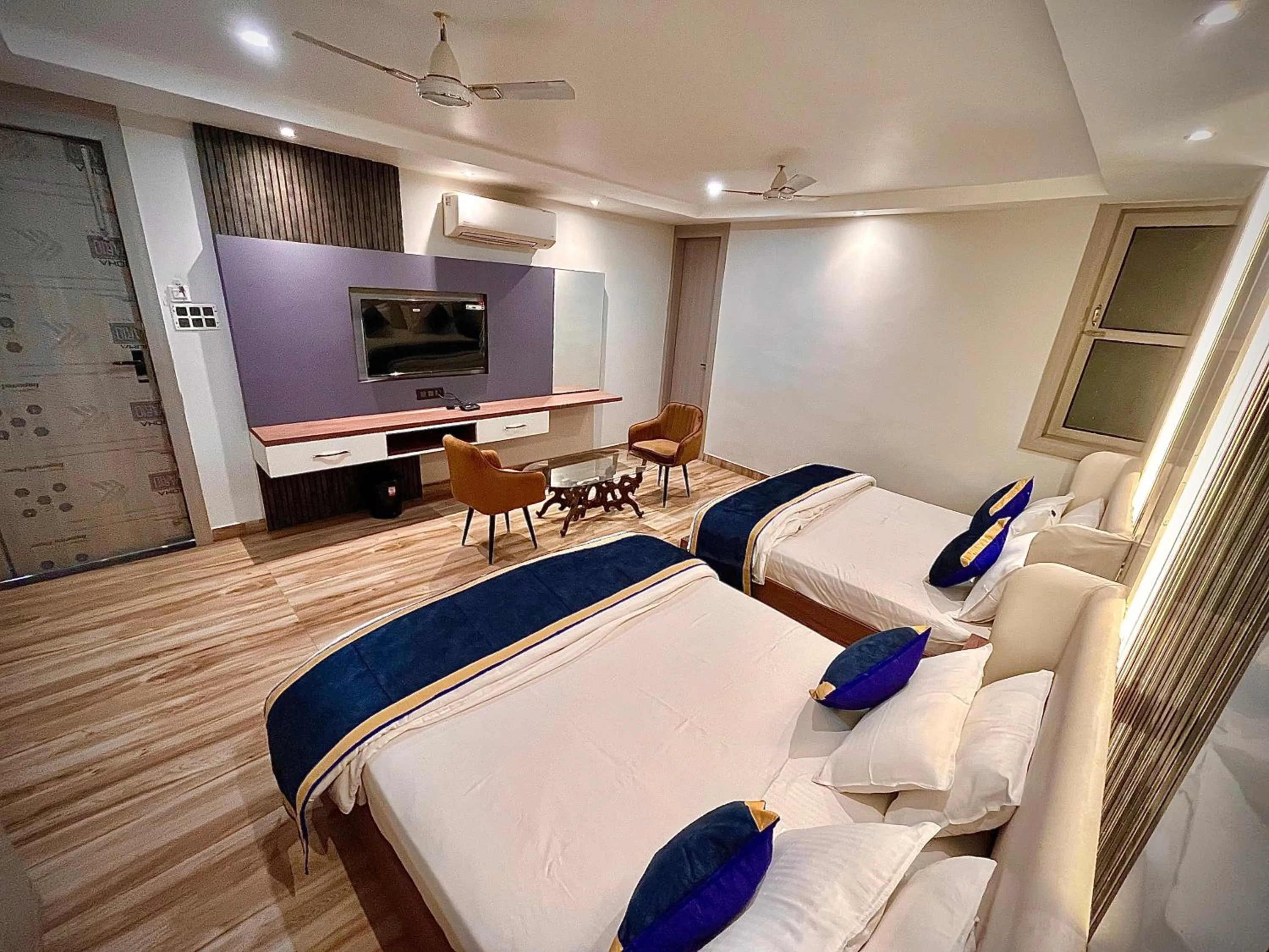 Communal lounge/ TV room in Hotel Lata Continental