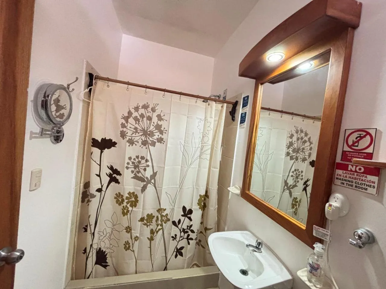 Bathroom in The Galapagos Pearl B&B