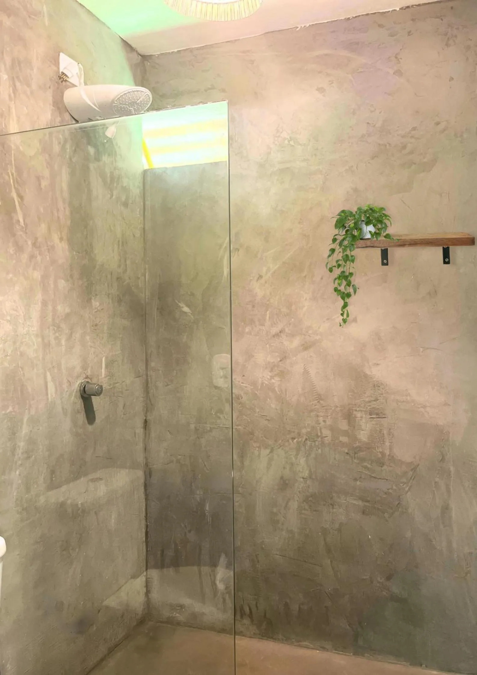 Shower in Amaly Pousada