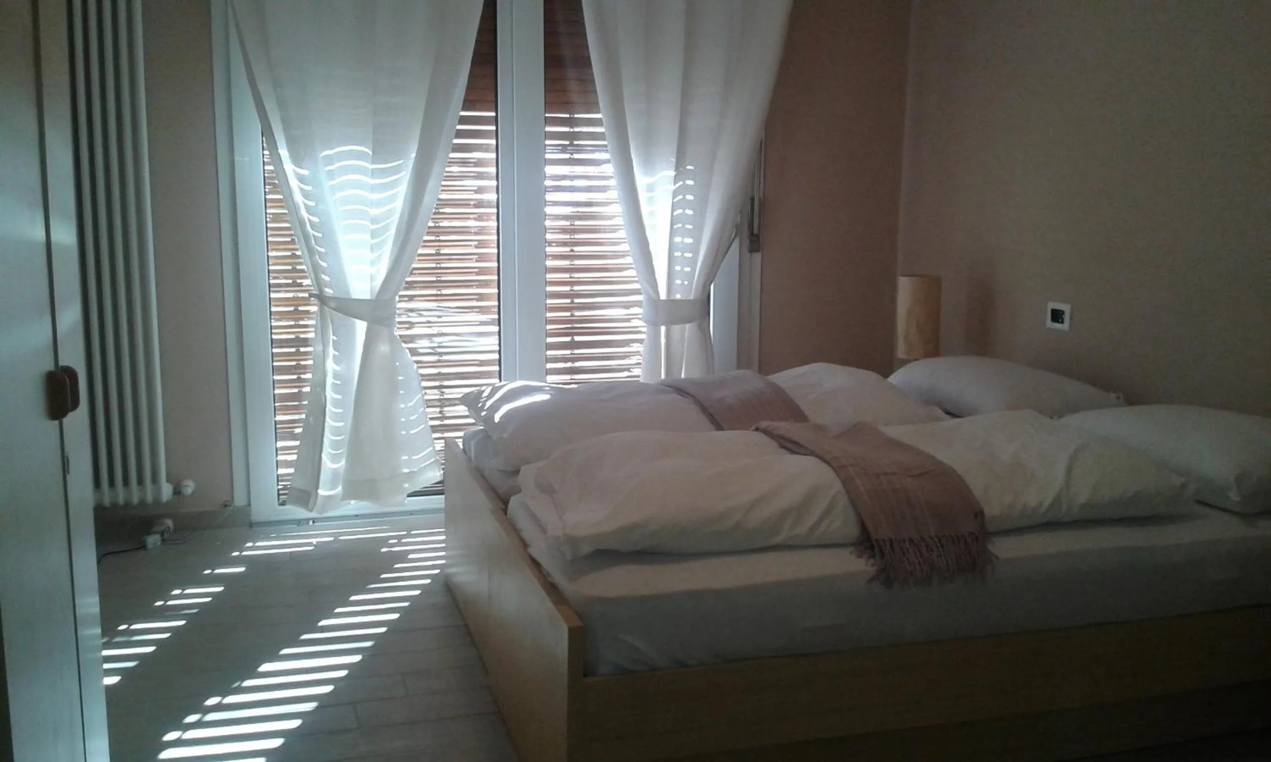 Photo of the whole room, Bed in Azalea