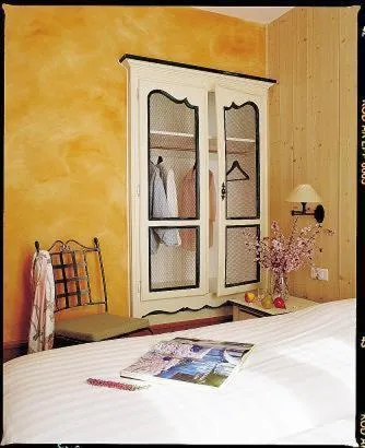 Bed in Hotel Restaurant "Le Strasbourg"