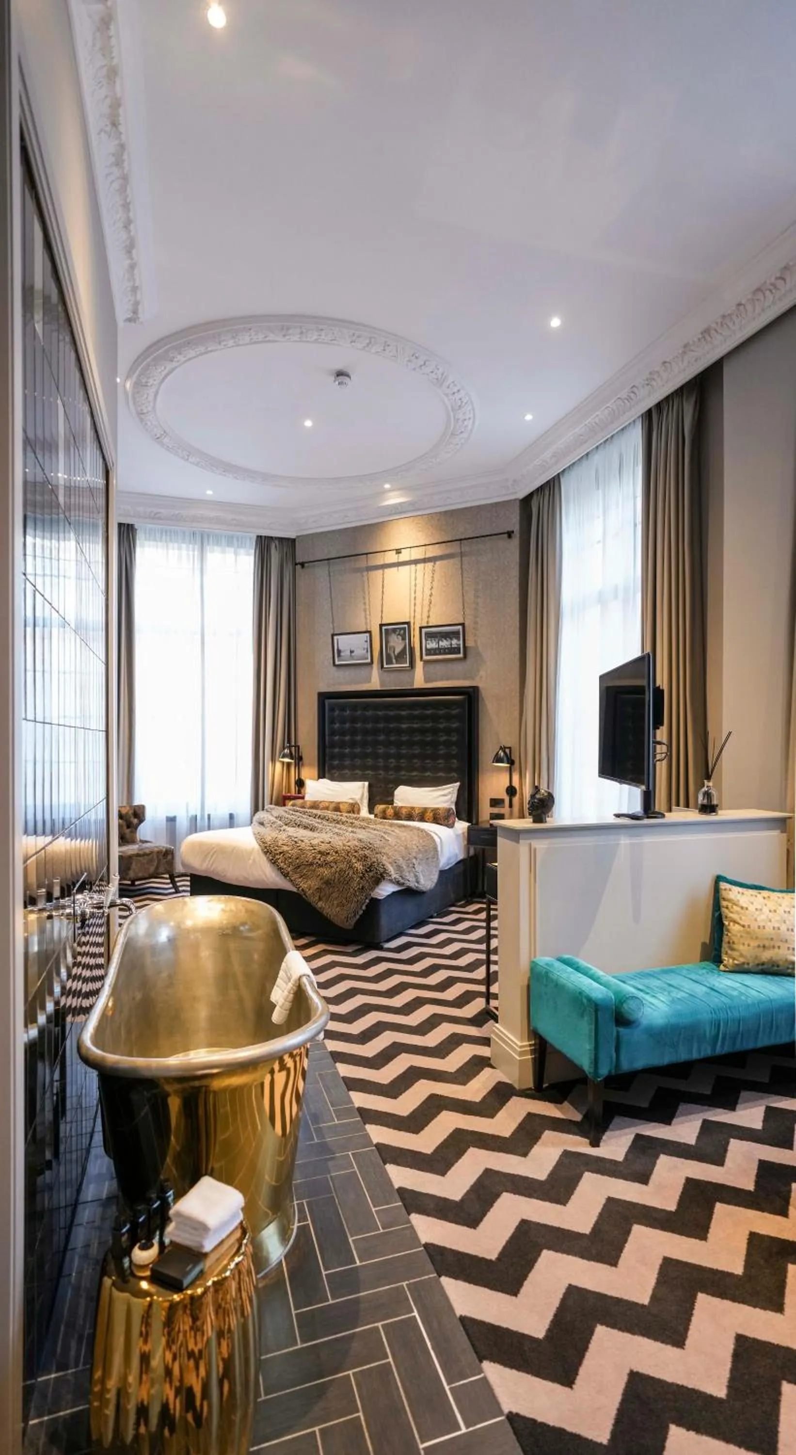 Photo of the whole room in Hotel Gotham