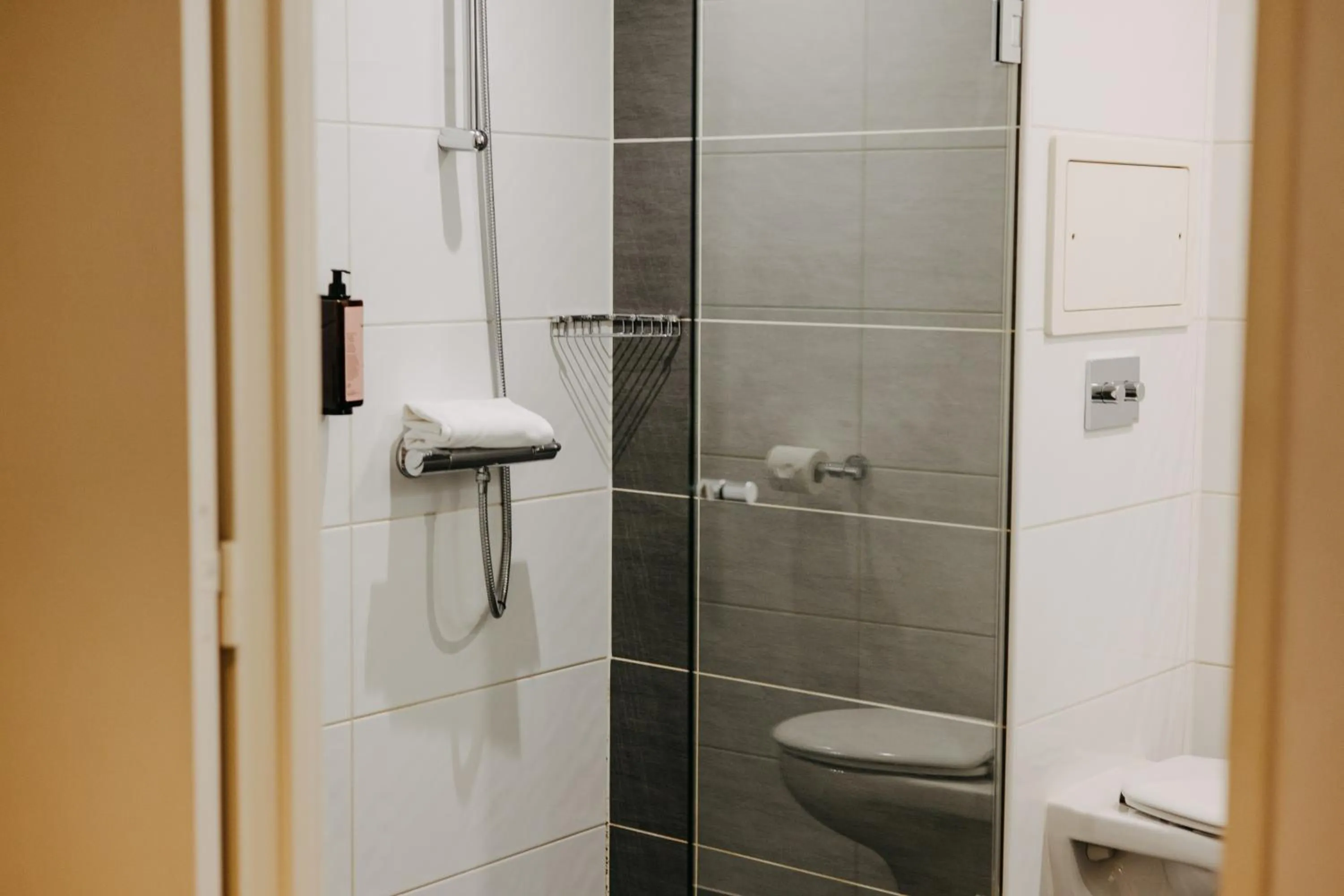 Shower in Residhome Nanterre La Défense