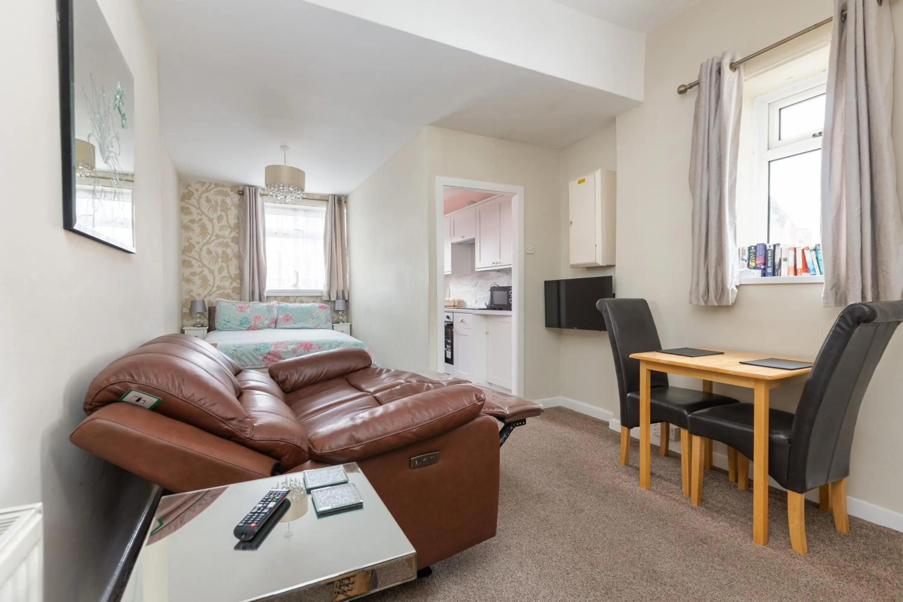 Living room, Bed in Beachcliffe Holiday Apartments