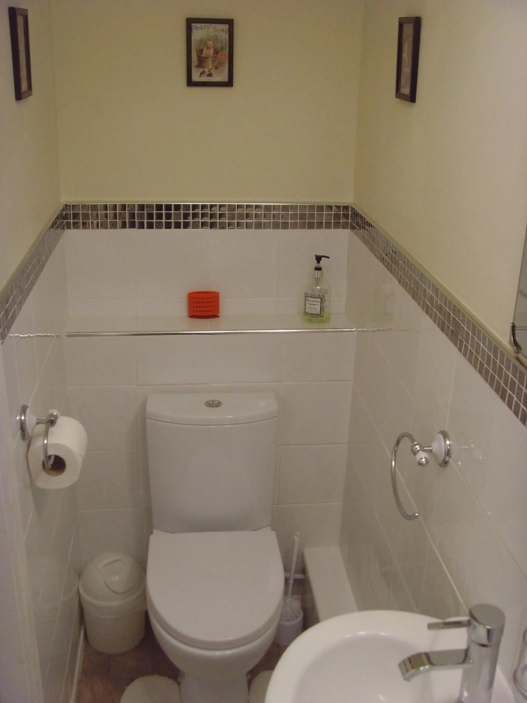Toilet in Beachcliffe Holiday Apartments