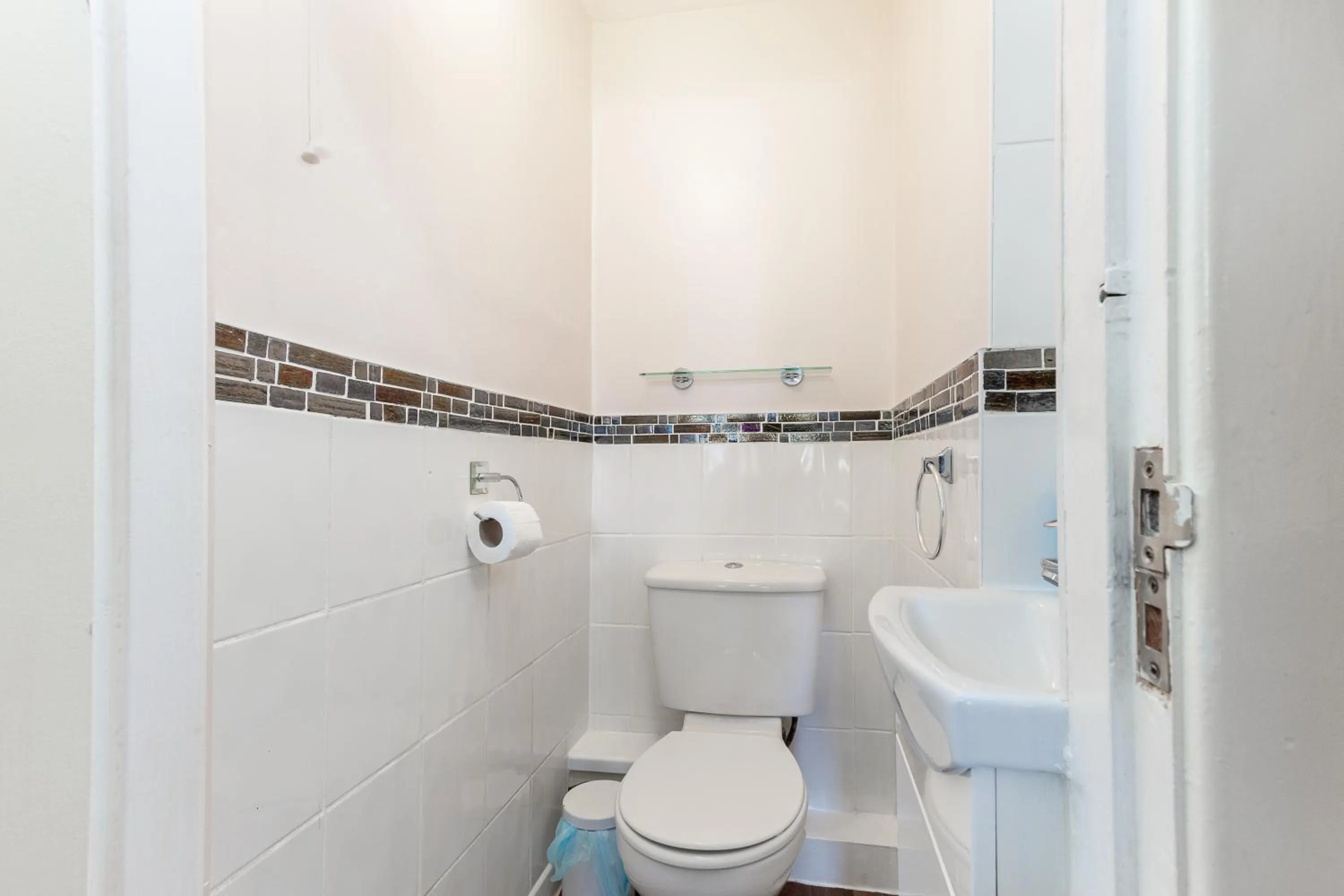 Toilet in Beachcliffe Holiday Apartments