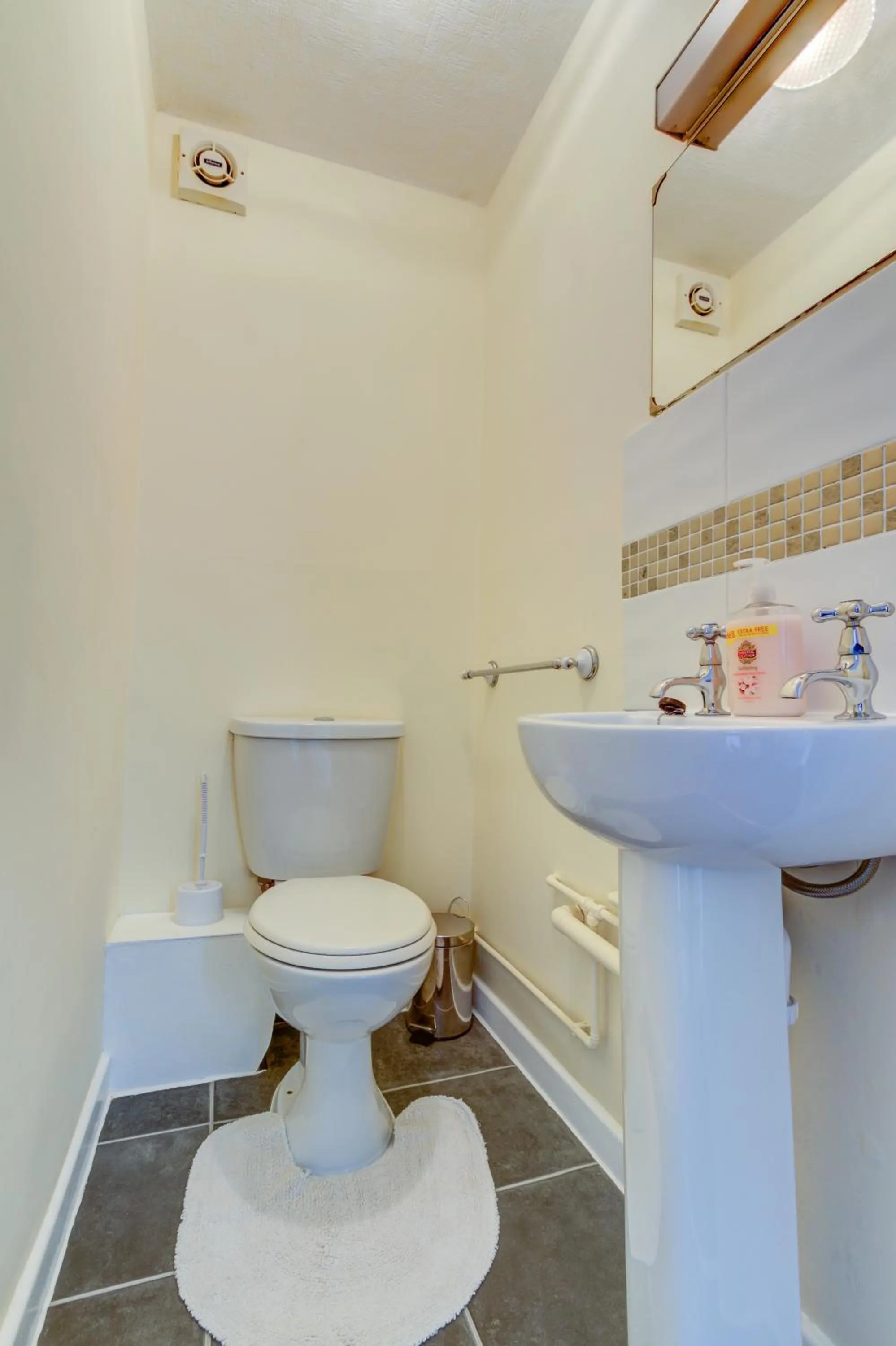 Toilet in Beachcliffe Holiday Apartments
