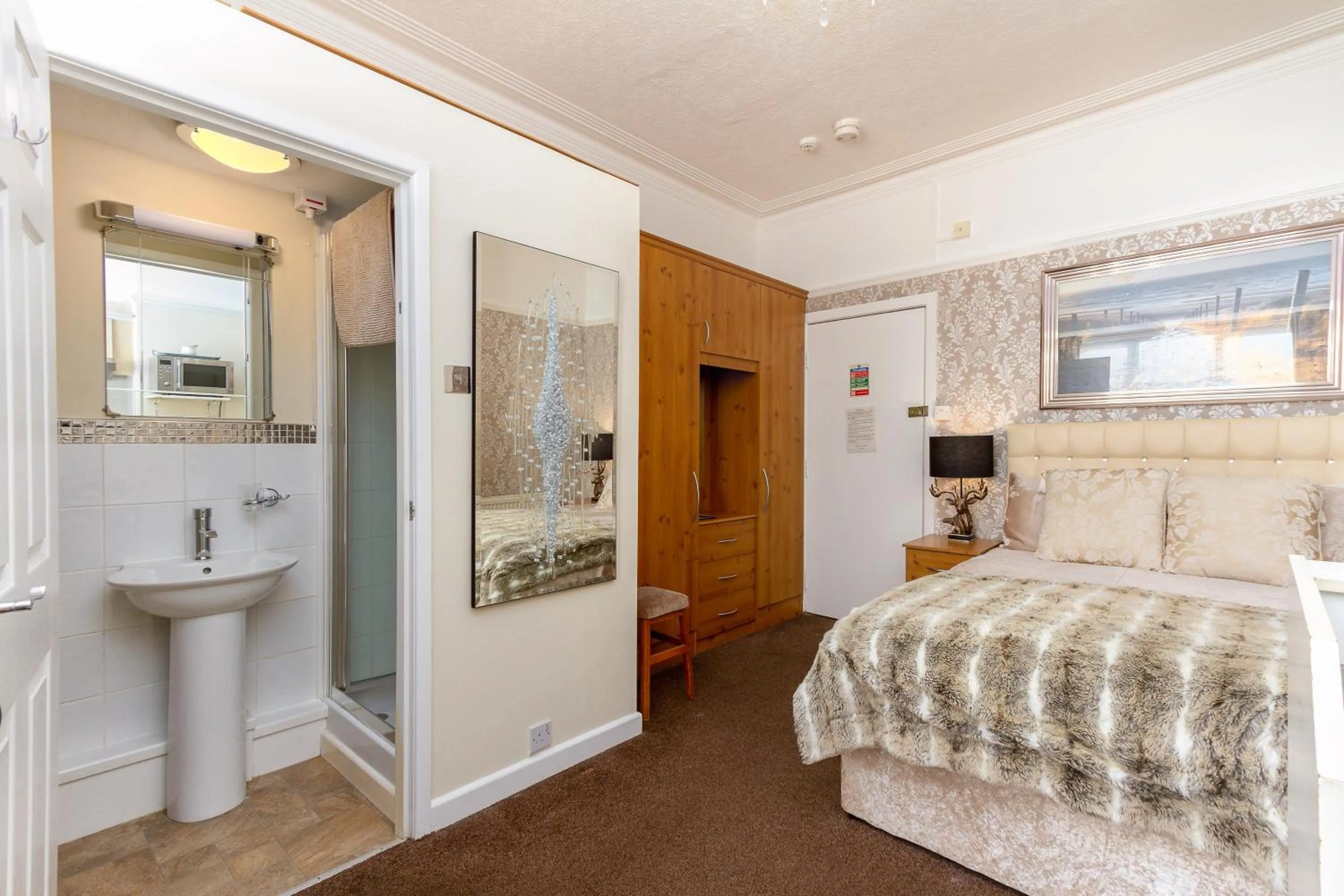 Shower, Bed in Beachcliffe Holiday Apartments