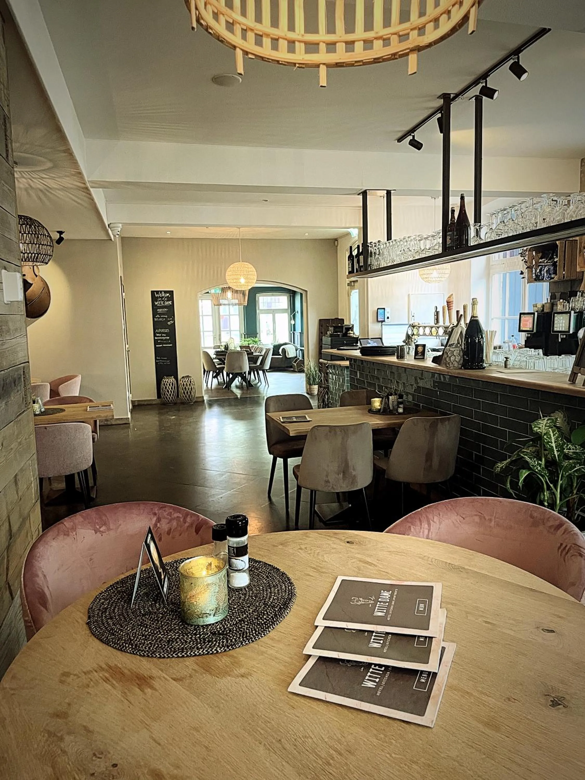 Restaurant/places to eat in In de Witte Dame Hotel Bar Kitchen Apartments