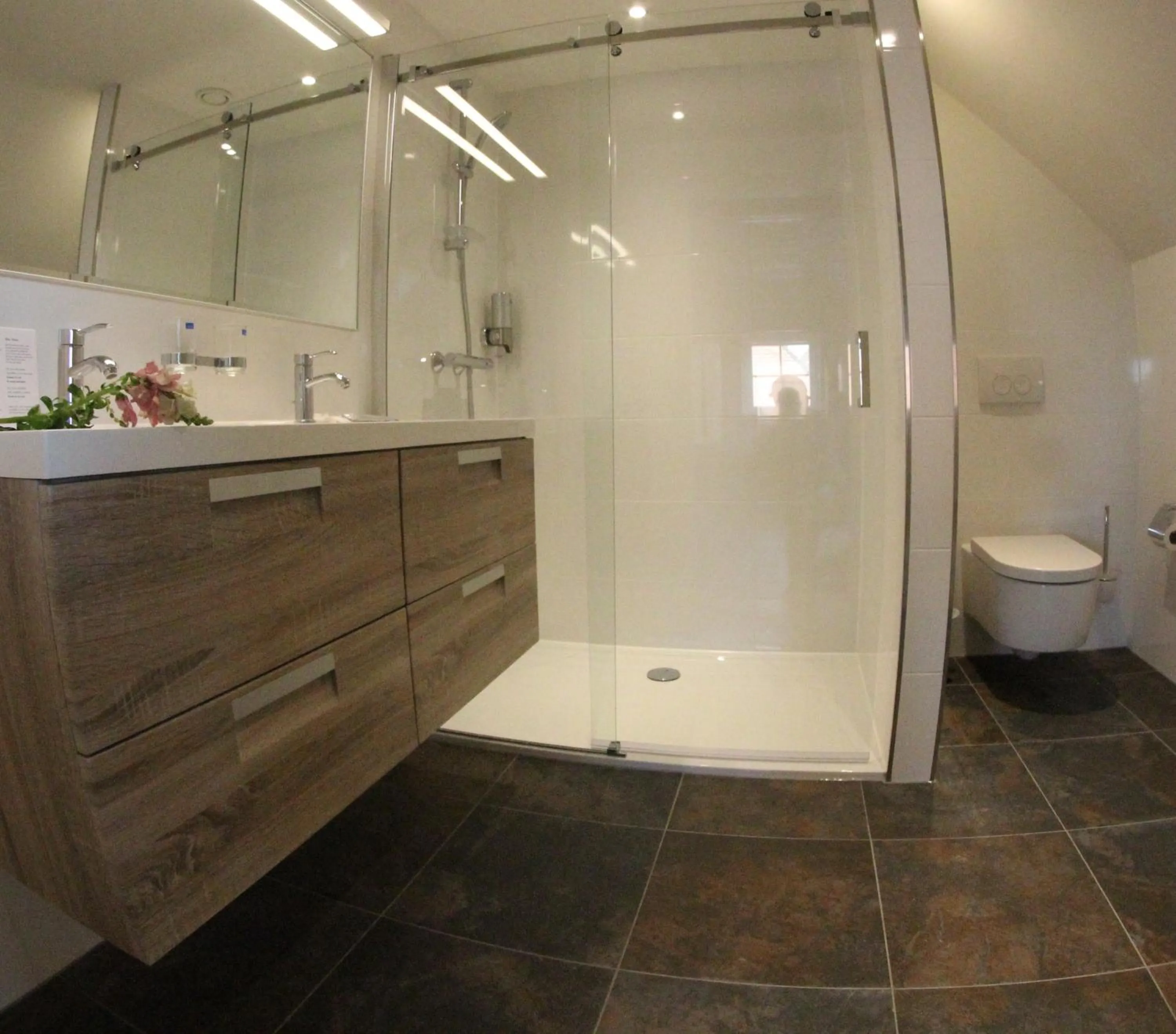 Bathroom in In de Witte Dame Hotel Bar Kitchen Apartments