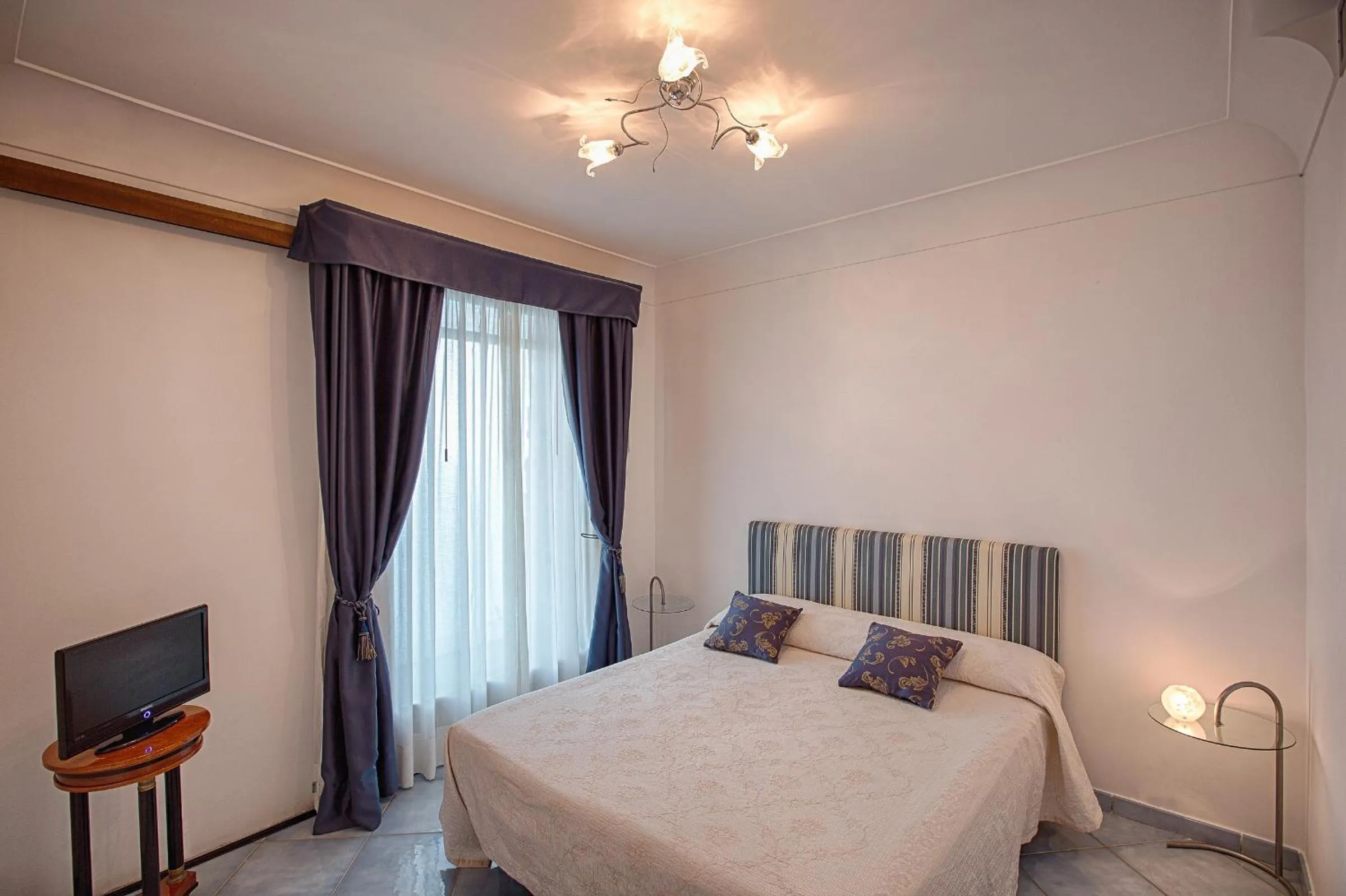 Classic Quadruple Room - single occupancy in Giuliana's View