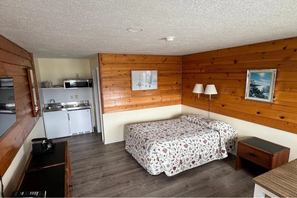 Bed in Captain's Choice Motel