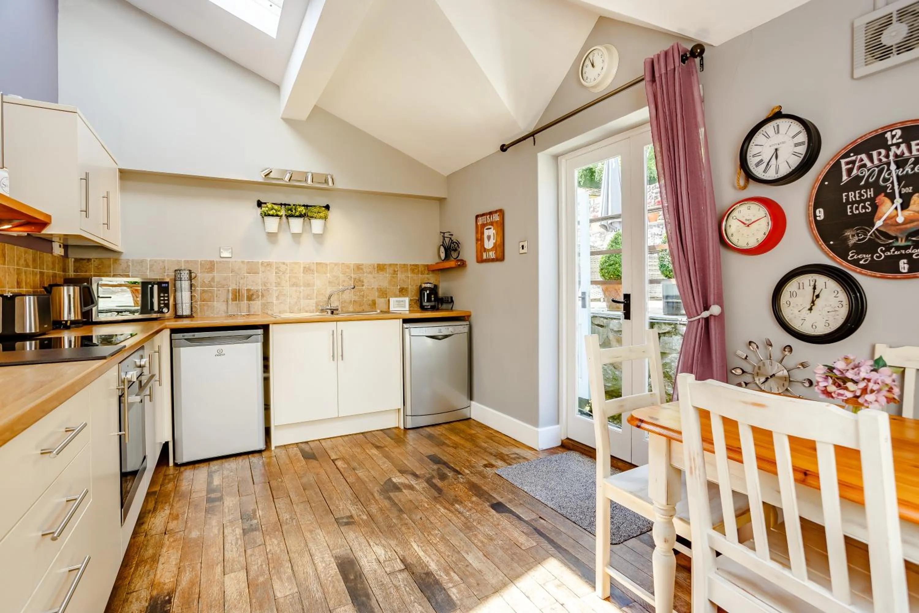 Kitchen or kitchenette in Broadrock Accommodation - Clock Cottage