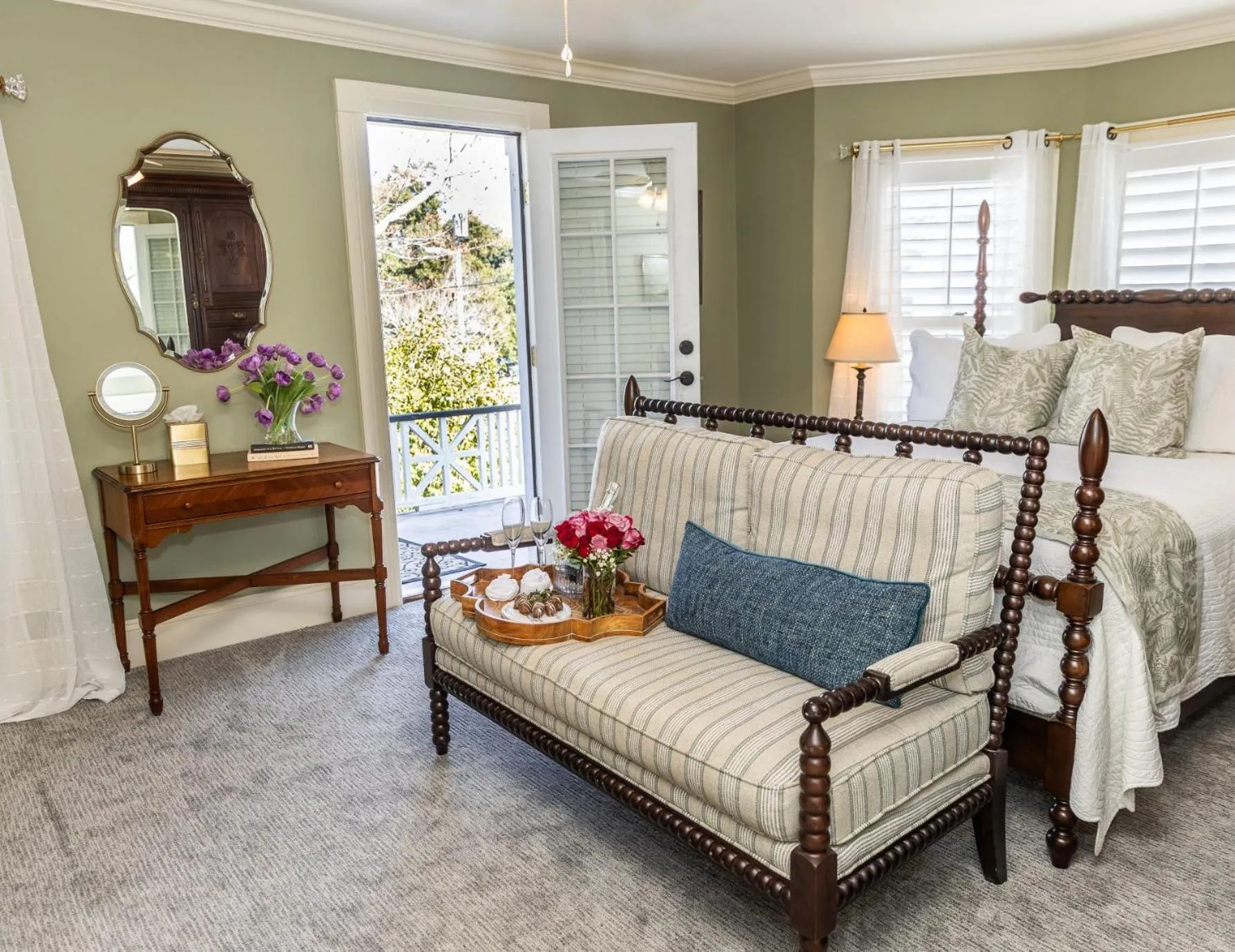 Bed in White Doe Inn Bed & Breakfast