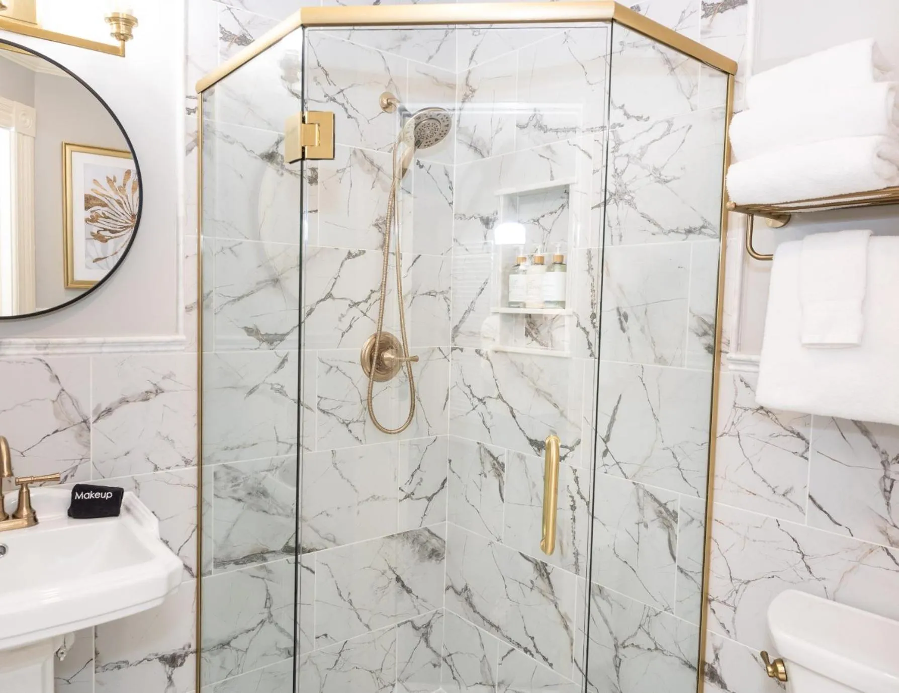 Shower in White Doe Inn Bed & Breakfast