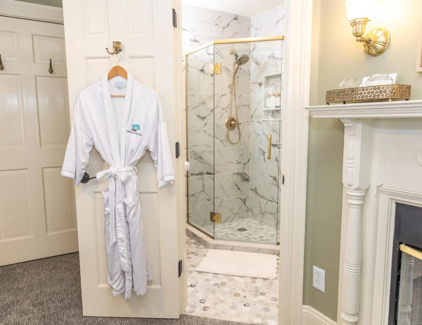 Shower in White Doe Inn Bed & Breakfast