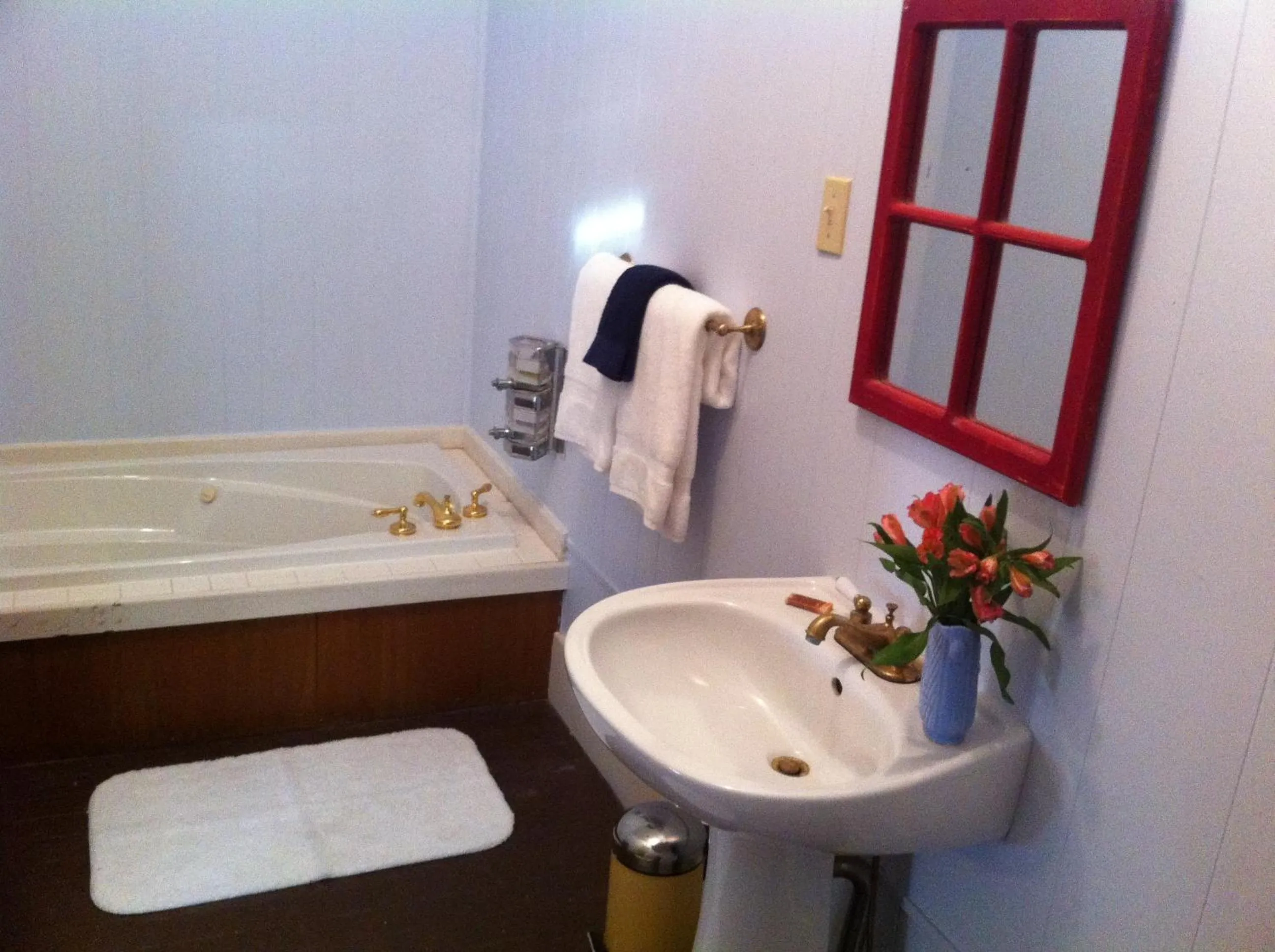Bathroom in Brooks House Suites