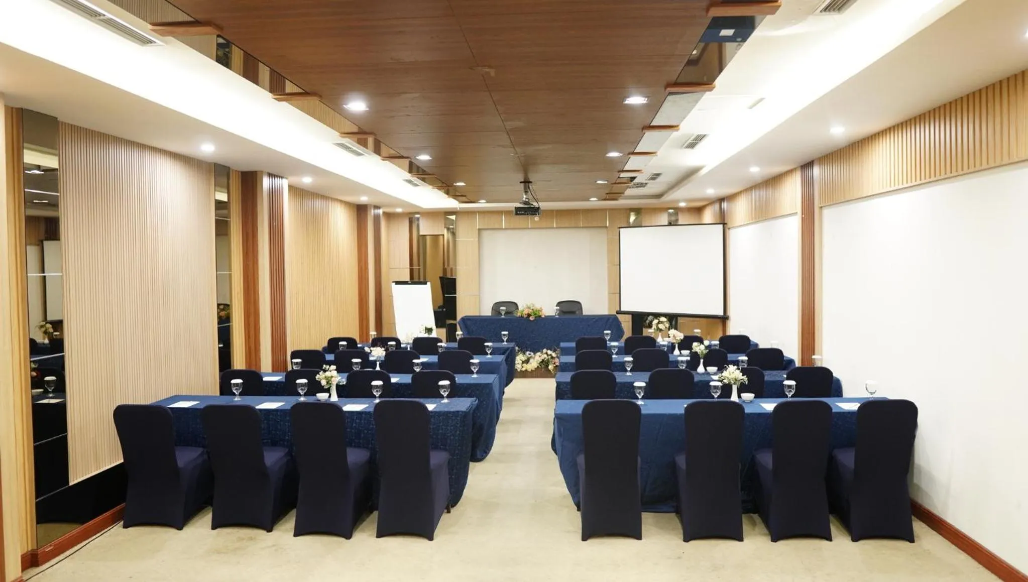 Meeting/conference room in New Hollywood hotel