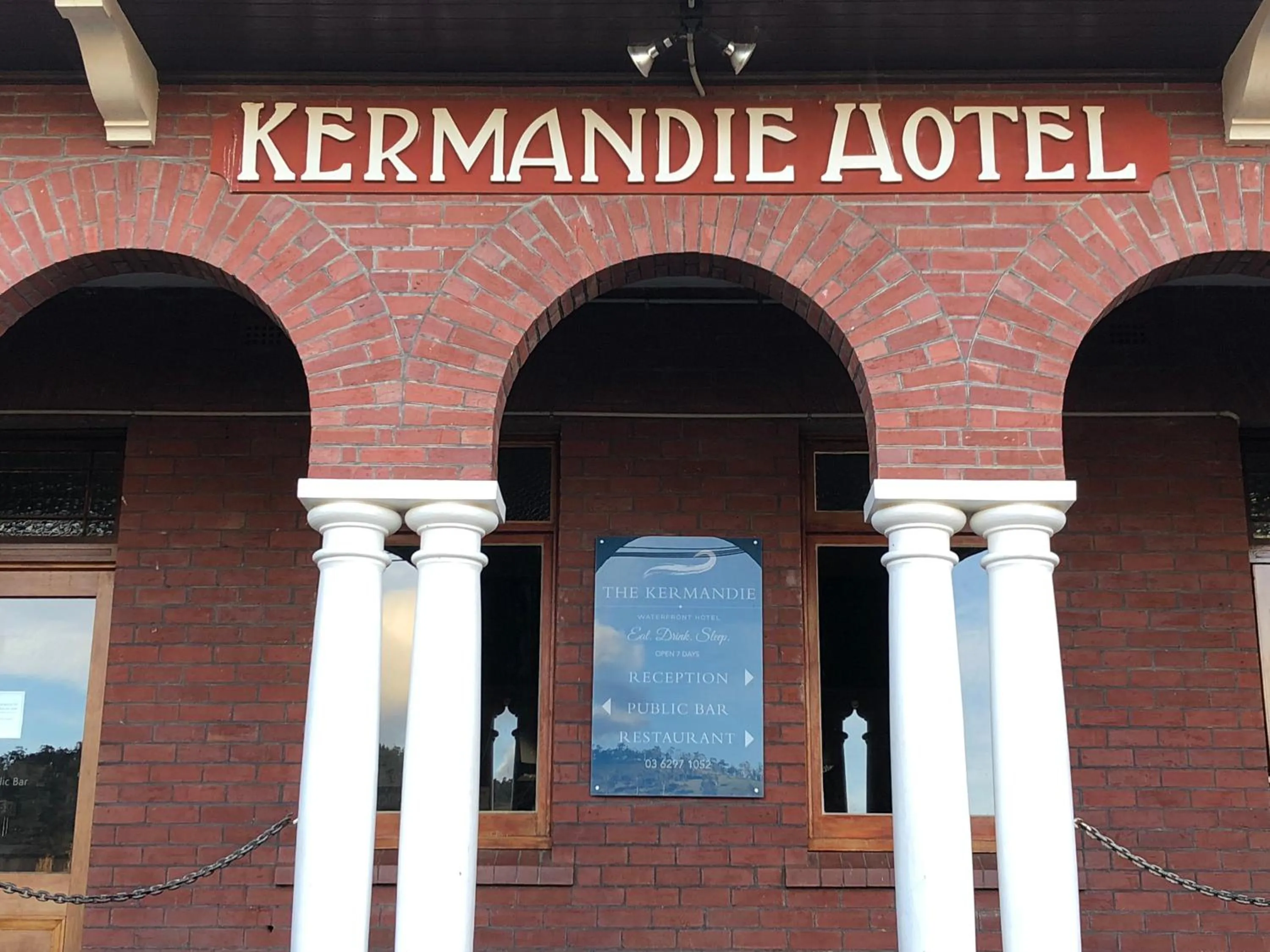 Facade/entrance in Kermandie Hotel