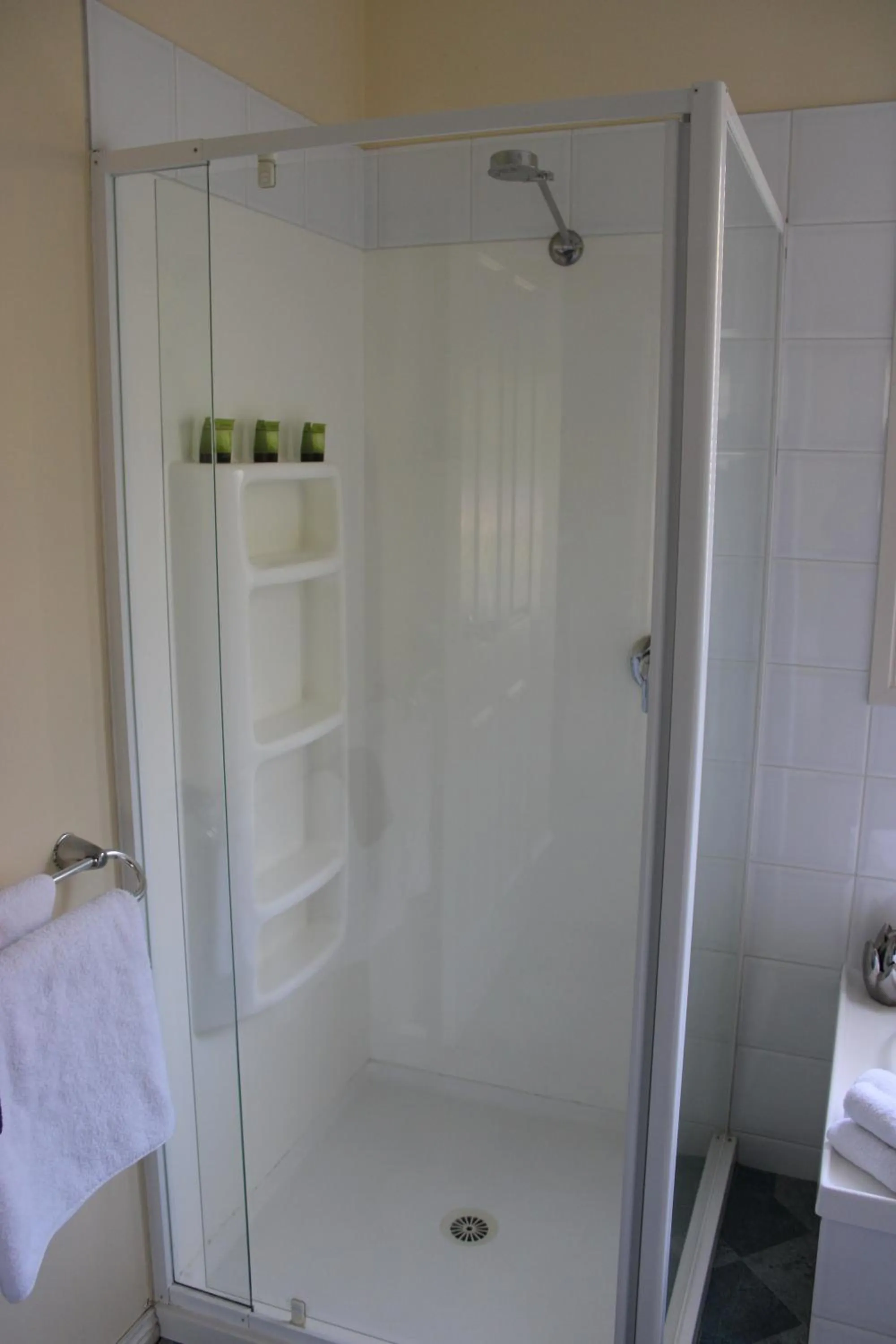 Bathroom in Kermandie Hotel