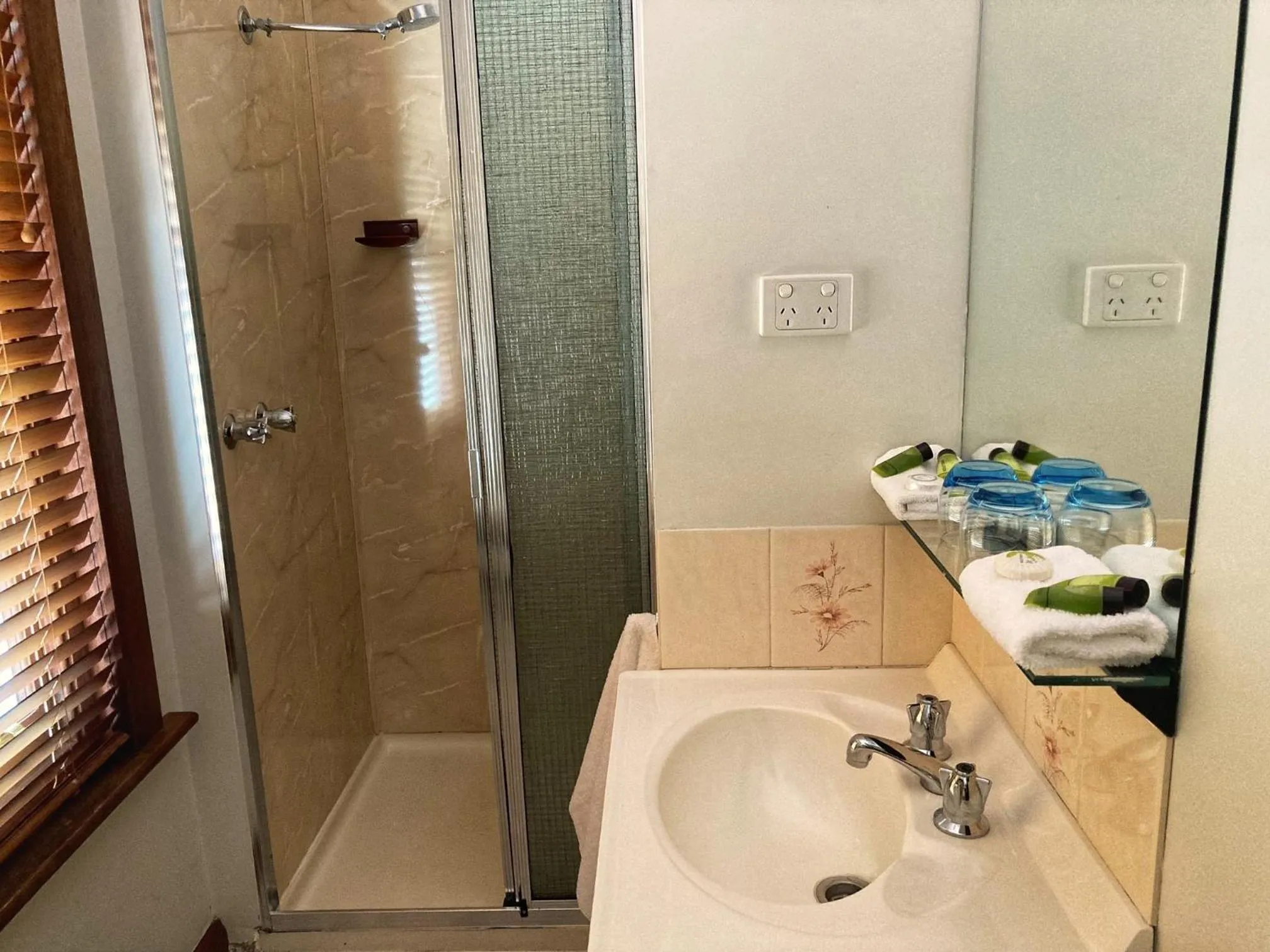 Shower in Kermandie Hotel