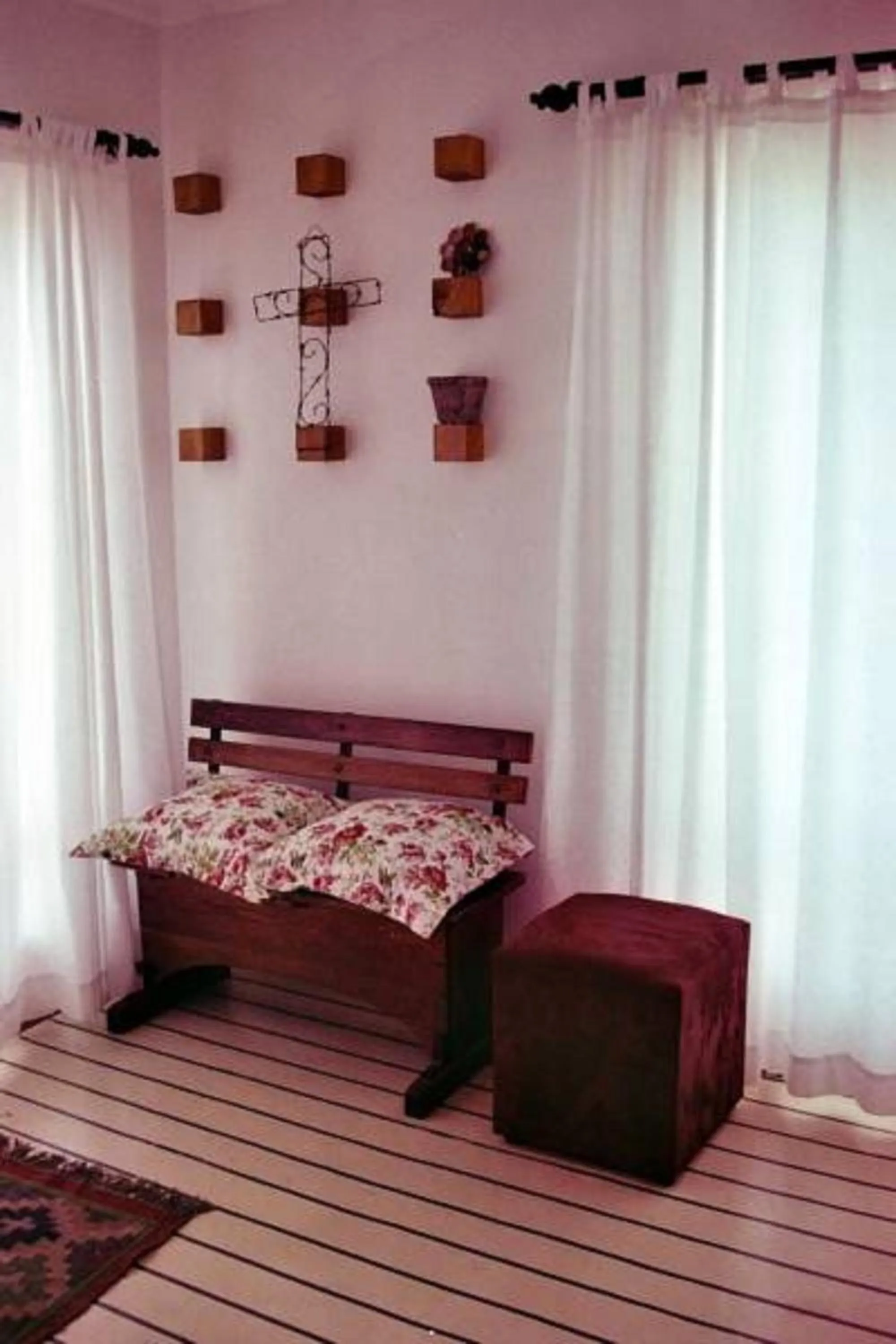 Seating area, Bed in Aspen Guest House