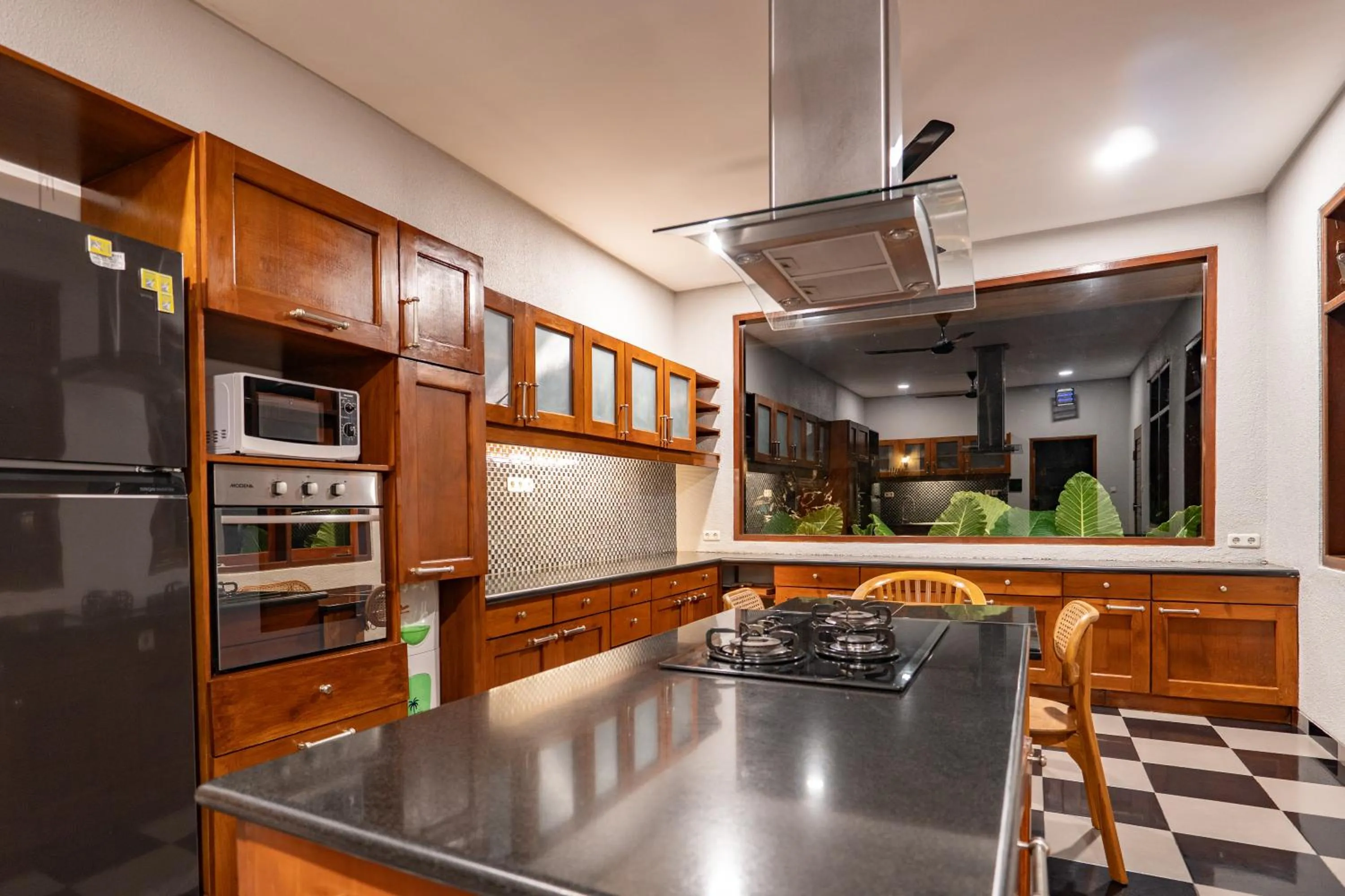 Dining area in Seaside Oceana Suites by Mahaprana