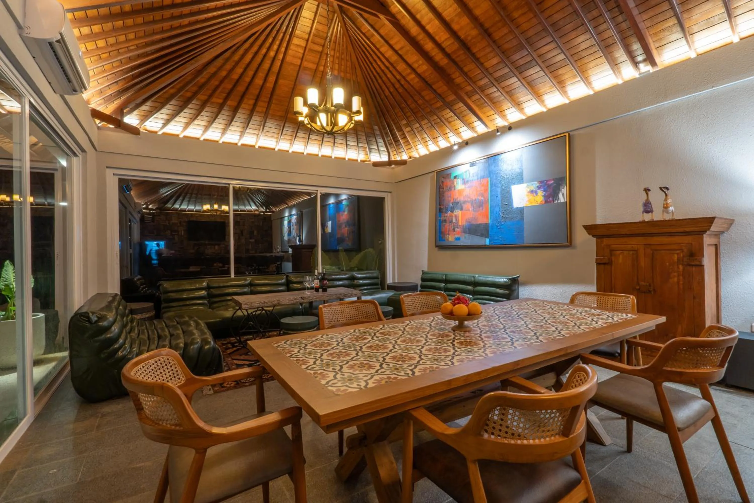 TV and multimedia in Seaside Oceana Suites by Mahaprana