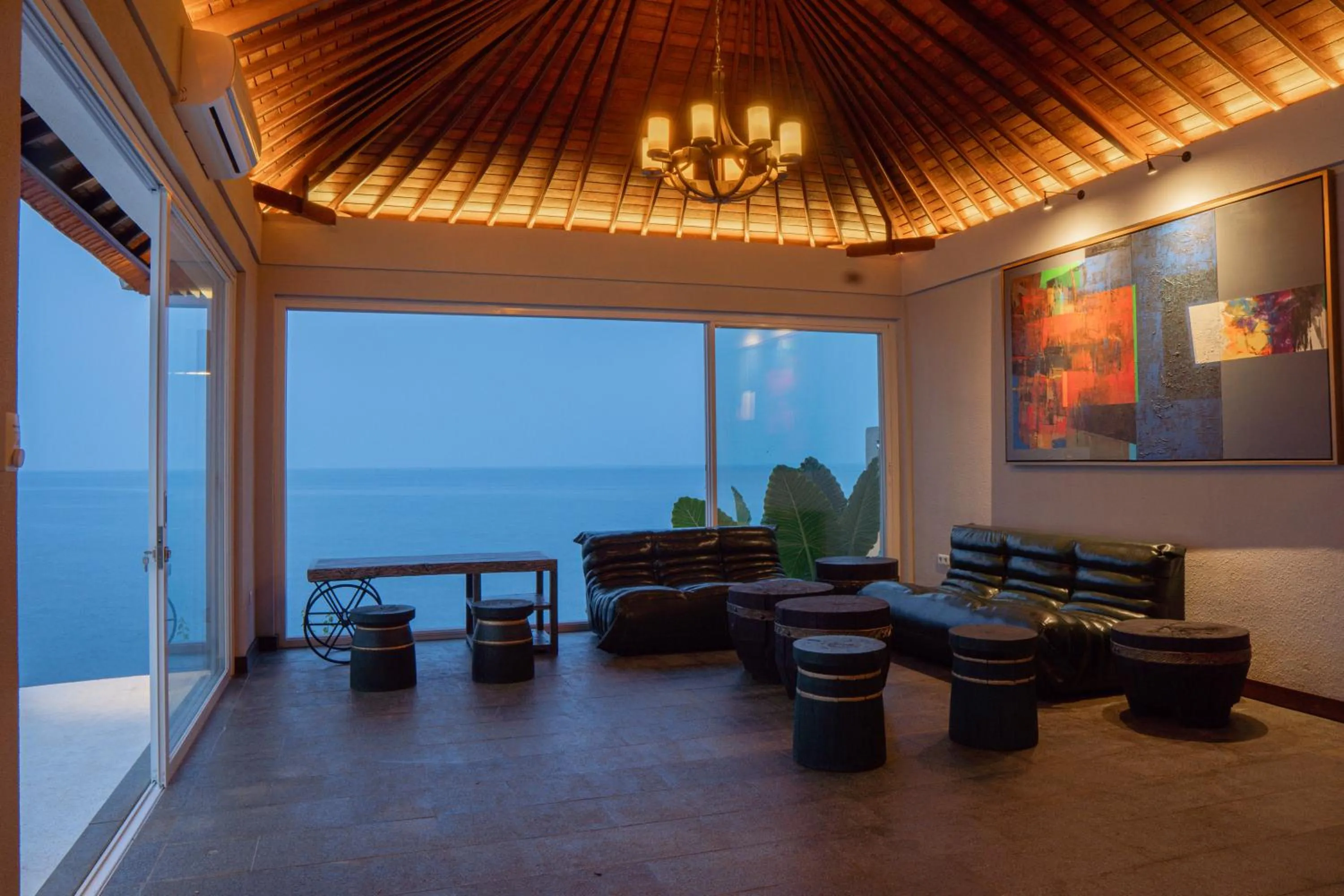 Lounge or bar in Seaside Oceana Suites by Mahaprana