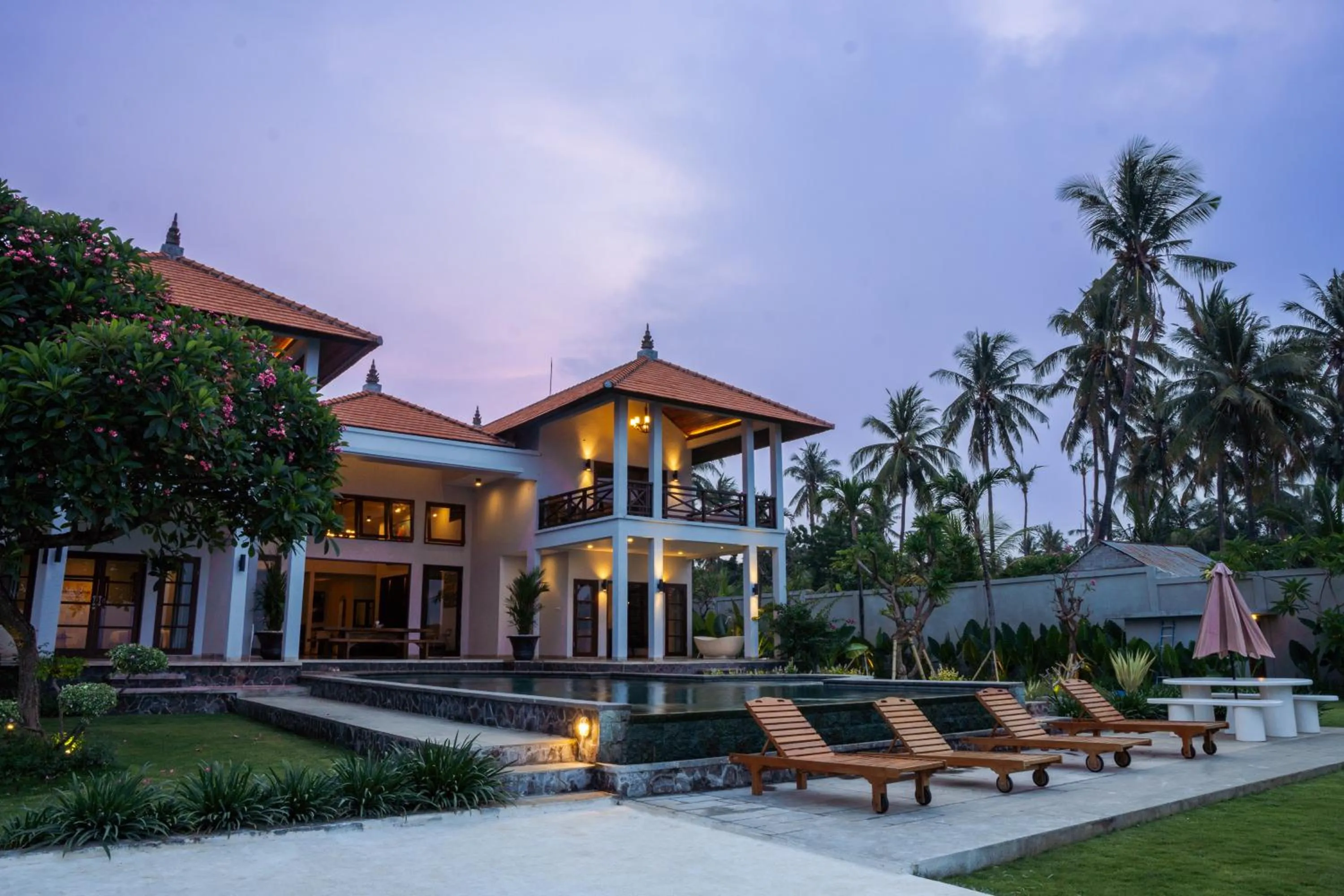 Property building in Seaside Oceana Suites by Mahaprana