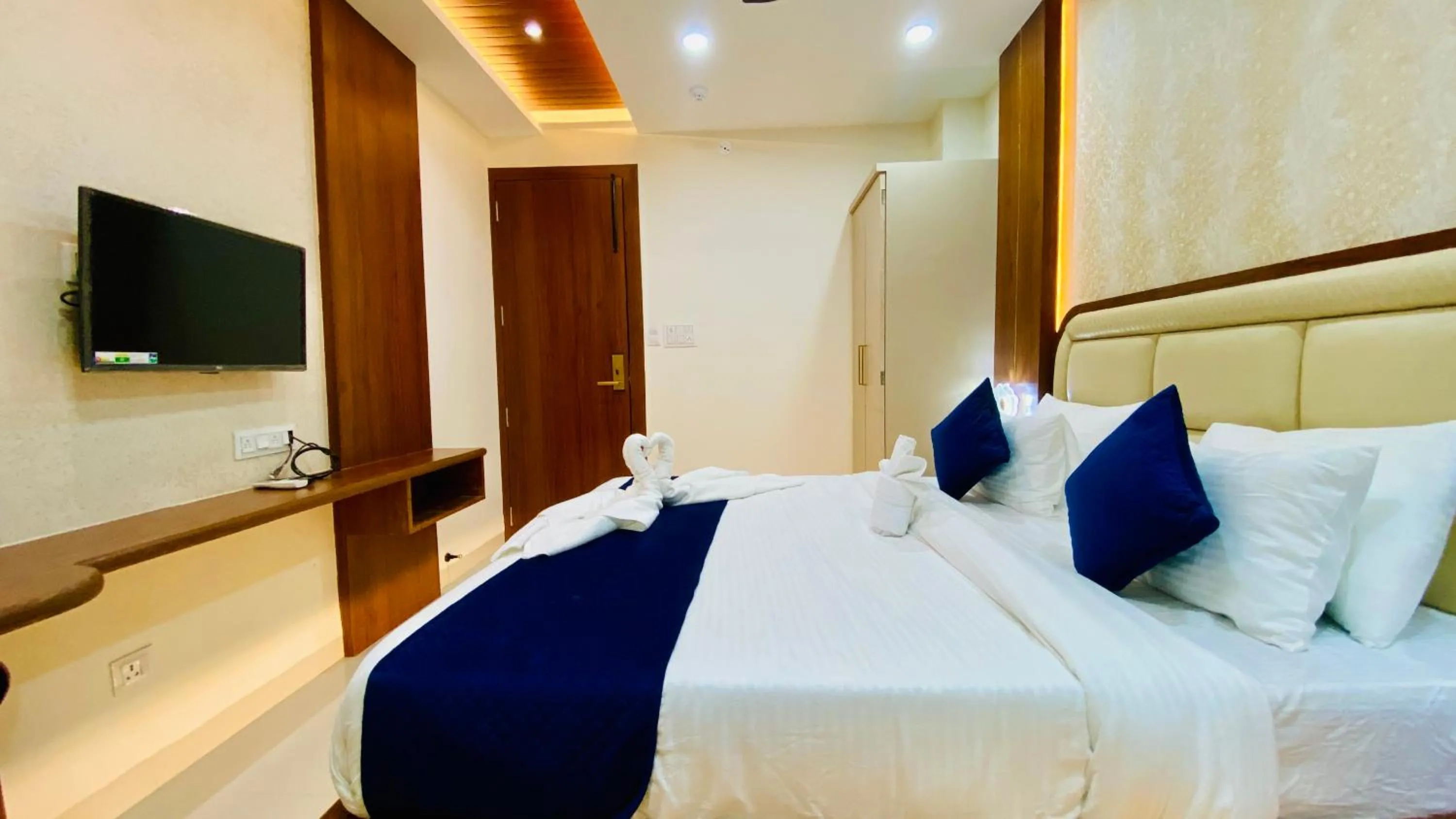 Bedroom, Bed in Hotel Pravasa Stay, Dewas Naka