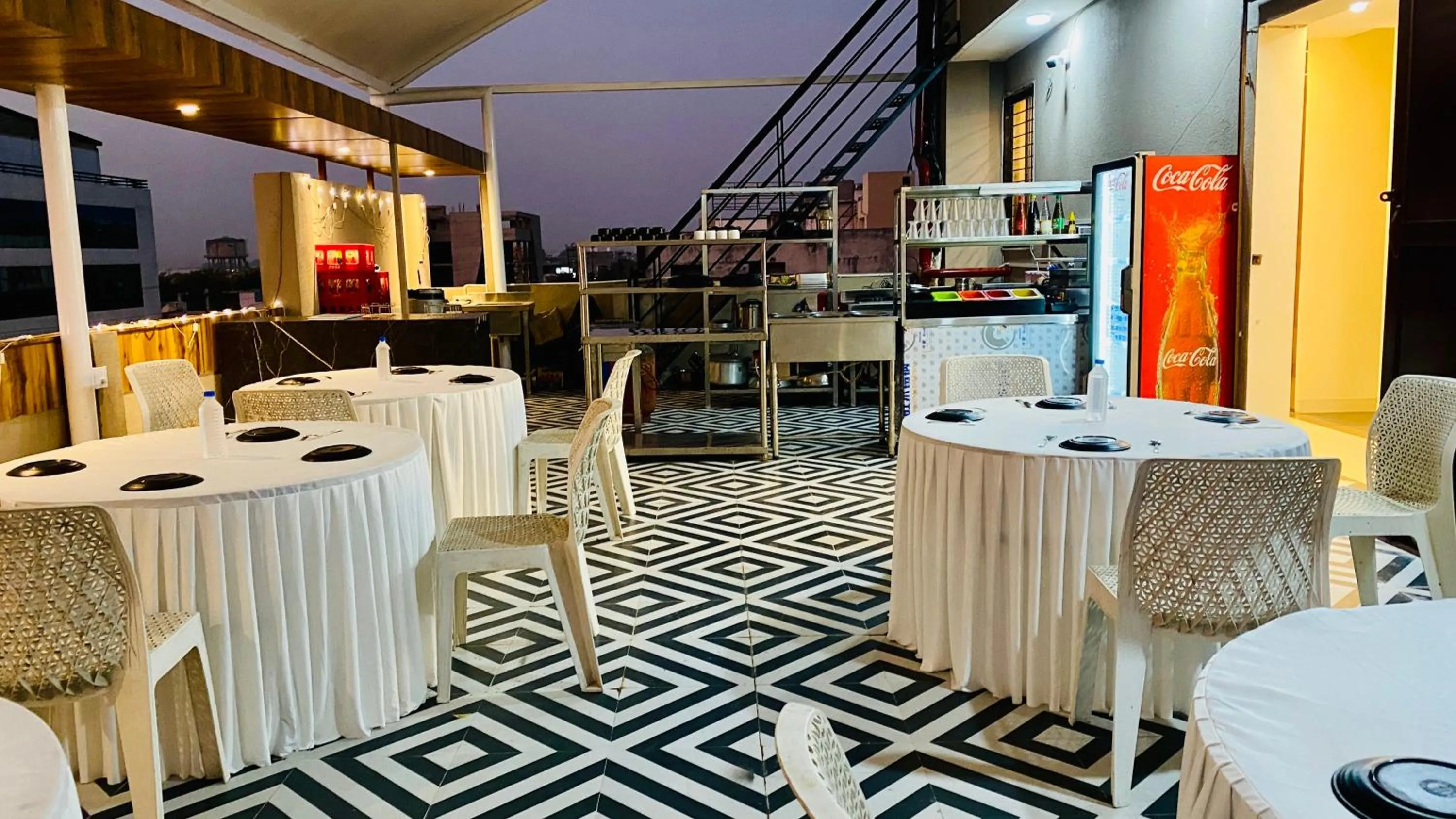 Restaurant/places to eat in Hotel Pravasa Stay, Dewas Naka