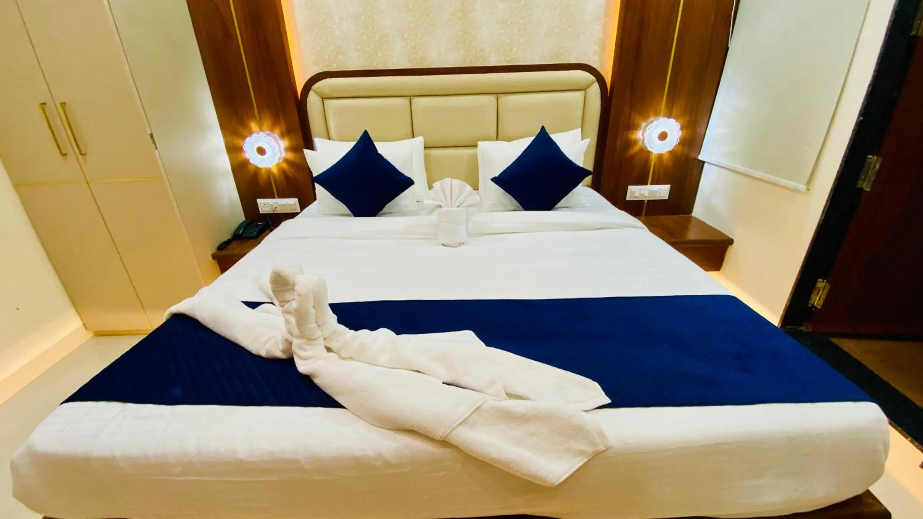 Bed in Hotel Pravasa Stay, Dewas Naka