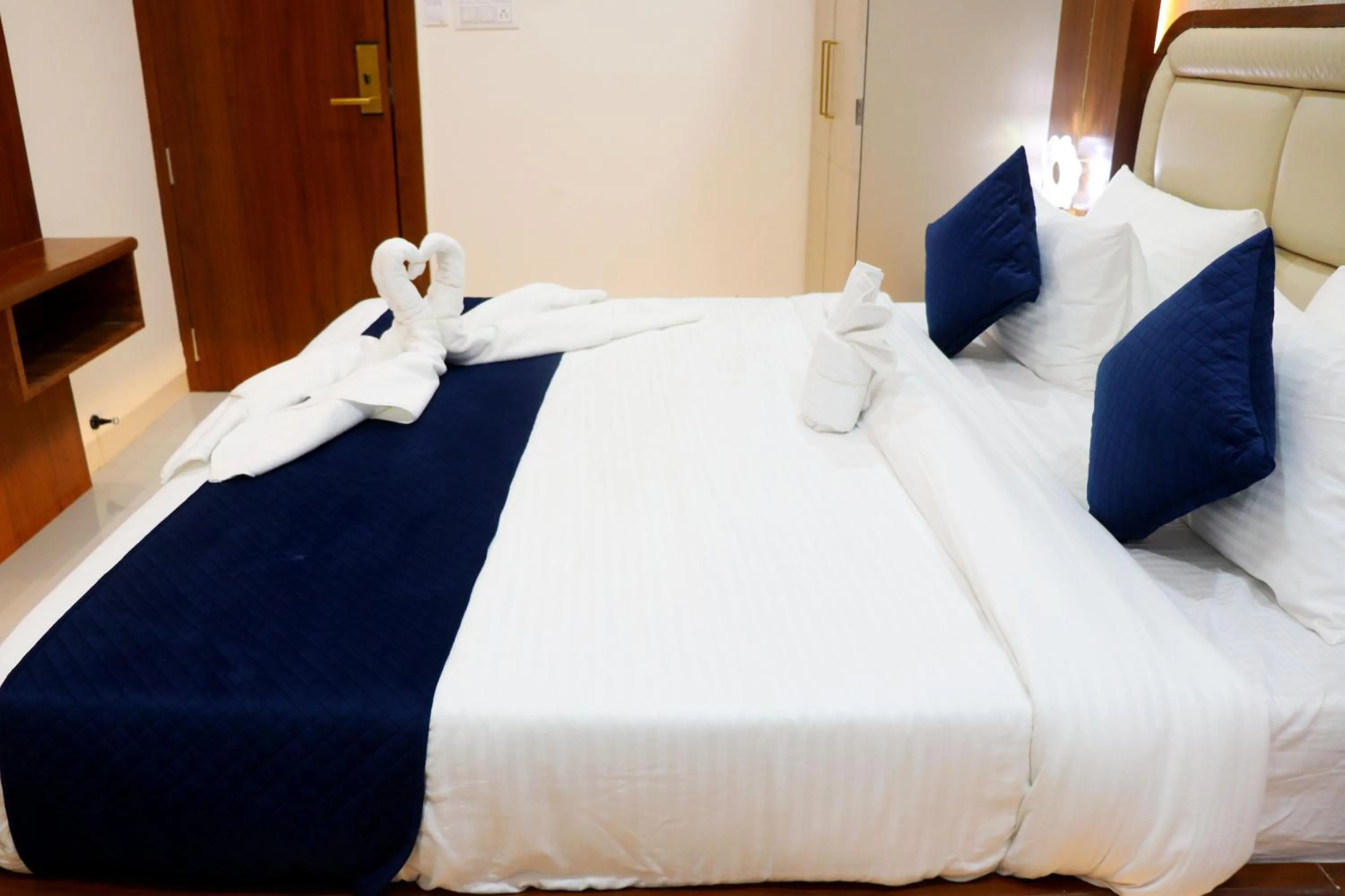 Bed in Hotel Pravasa Stay, Dewas Naka