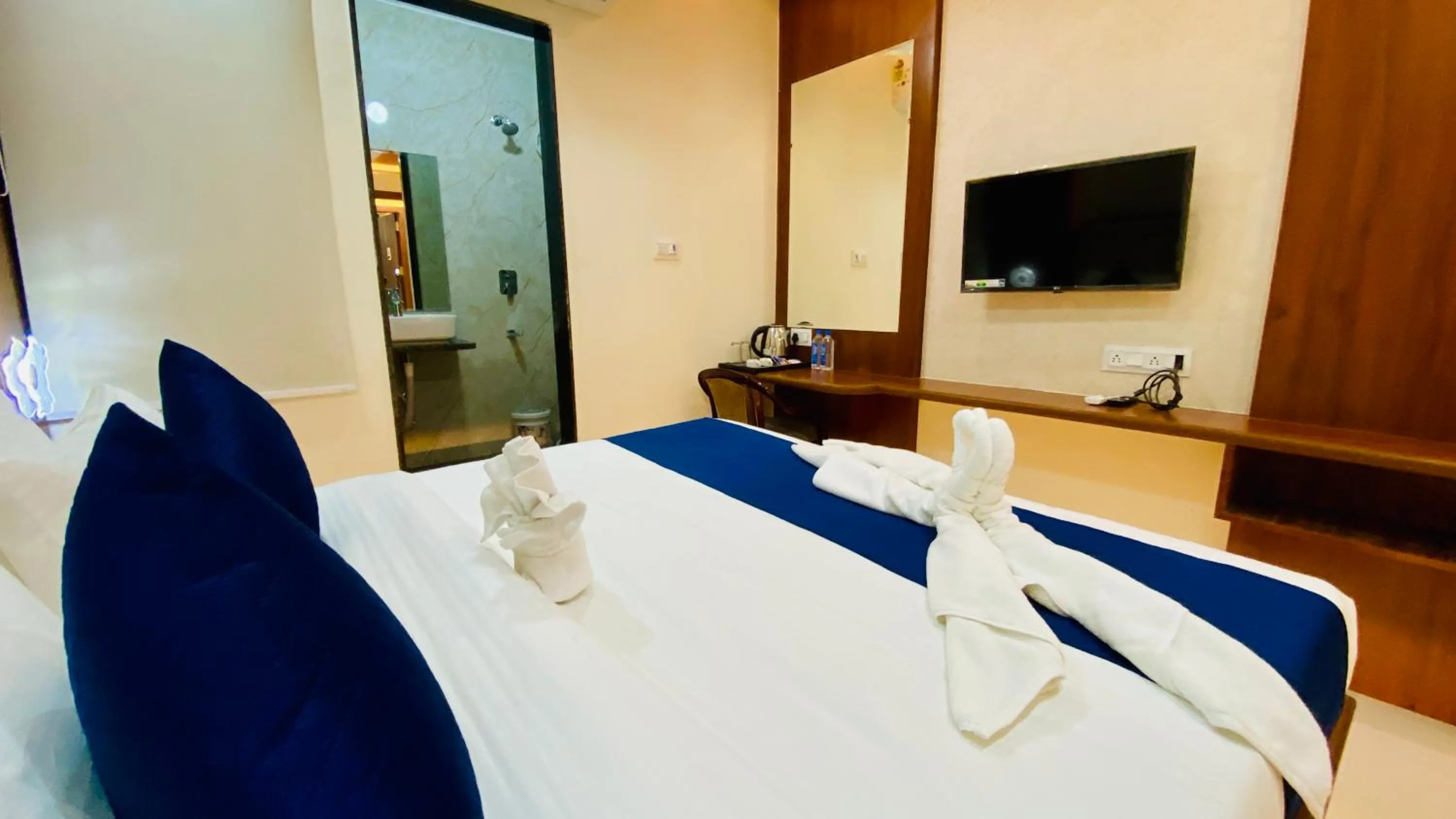 Bed in Hotel Pravasa Stay, Dewas Naka