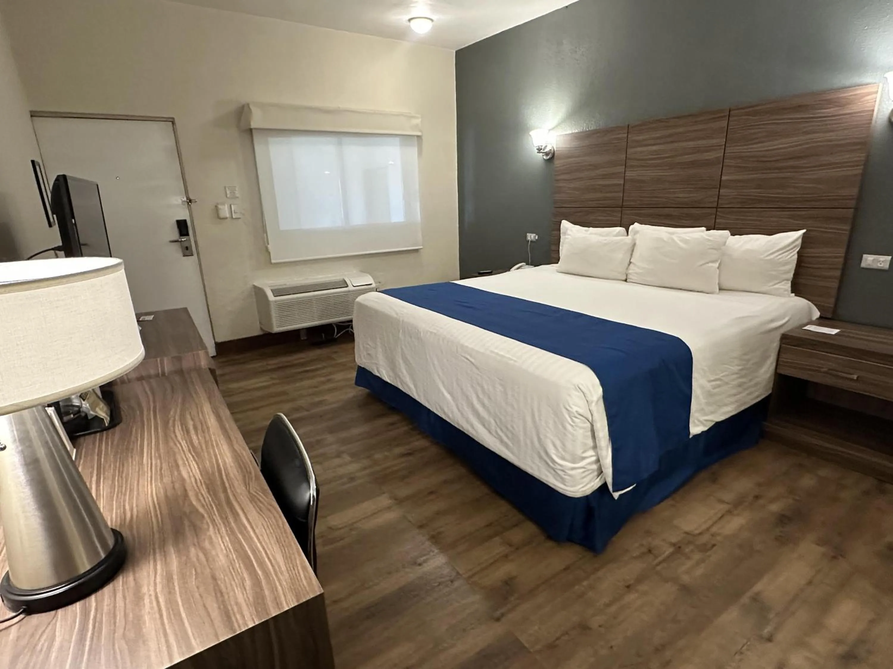 Bedroom, Bed in Best Western Cumbres Inn Cd. Cuauhtemoc