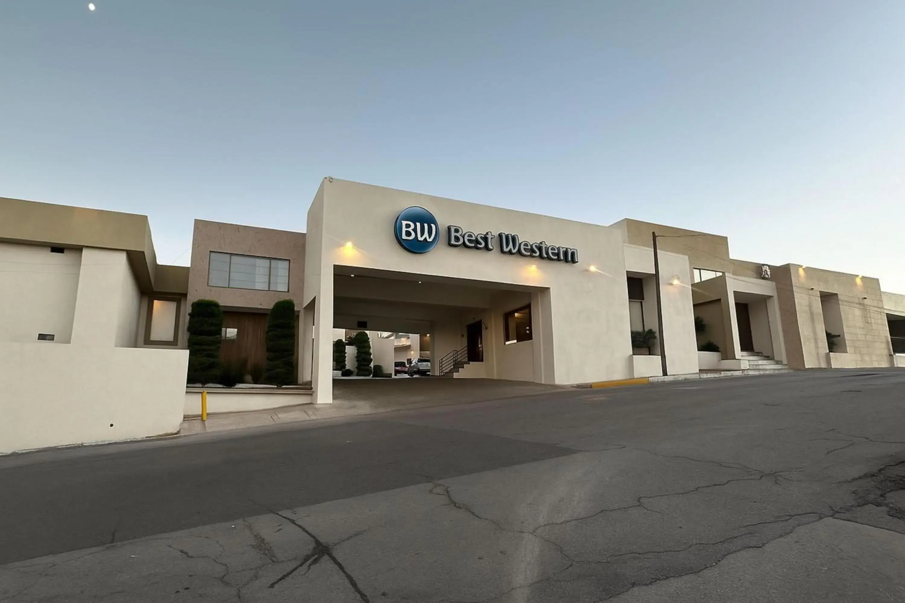 Property building in Best Western Cumbres Inn Cd. Cuauhtemoc Property building in Best Western Cumbres Inn Cd. Cuauhtemoc