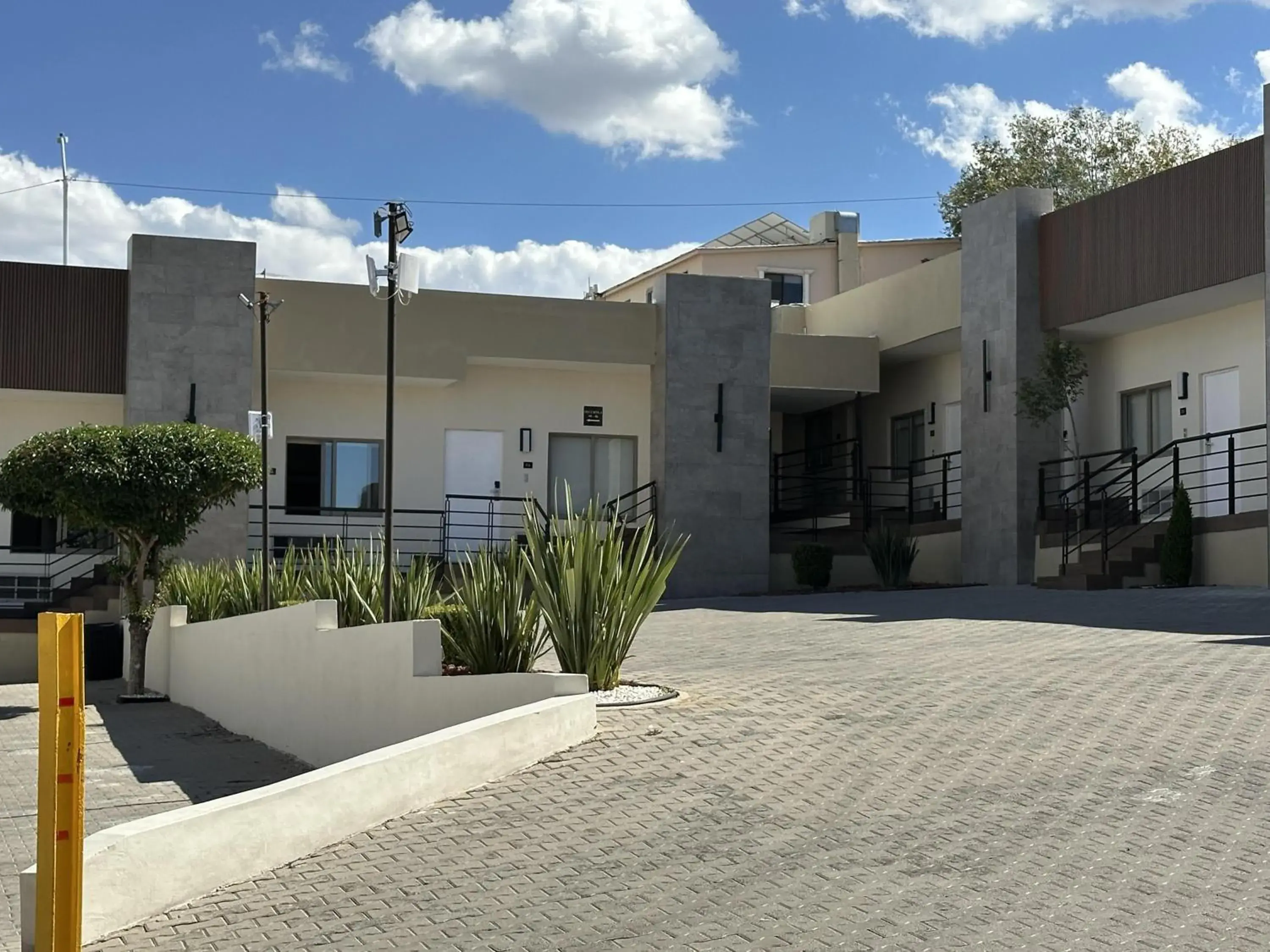 Property building in Best Western Cumbres Inn Cd. Cuauhtemoc Property building in Best Western Cumbres Inn Cd. Cuauhtemoc