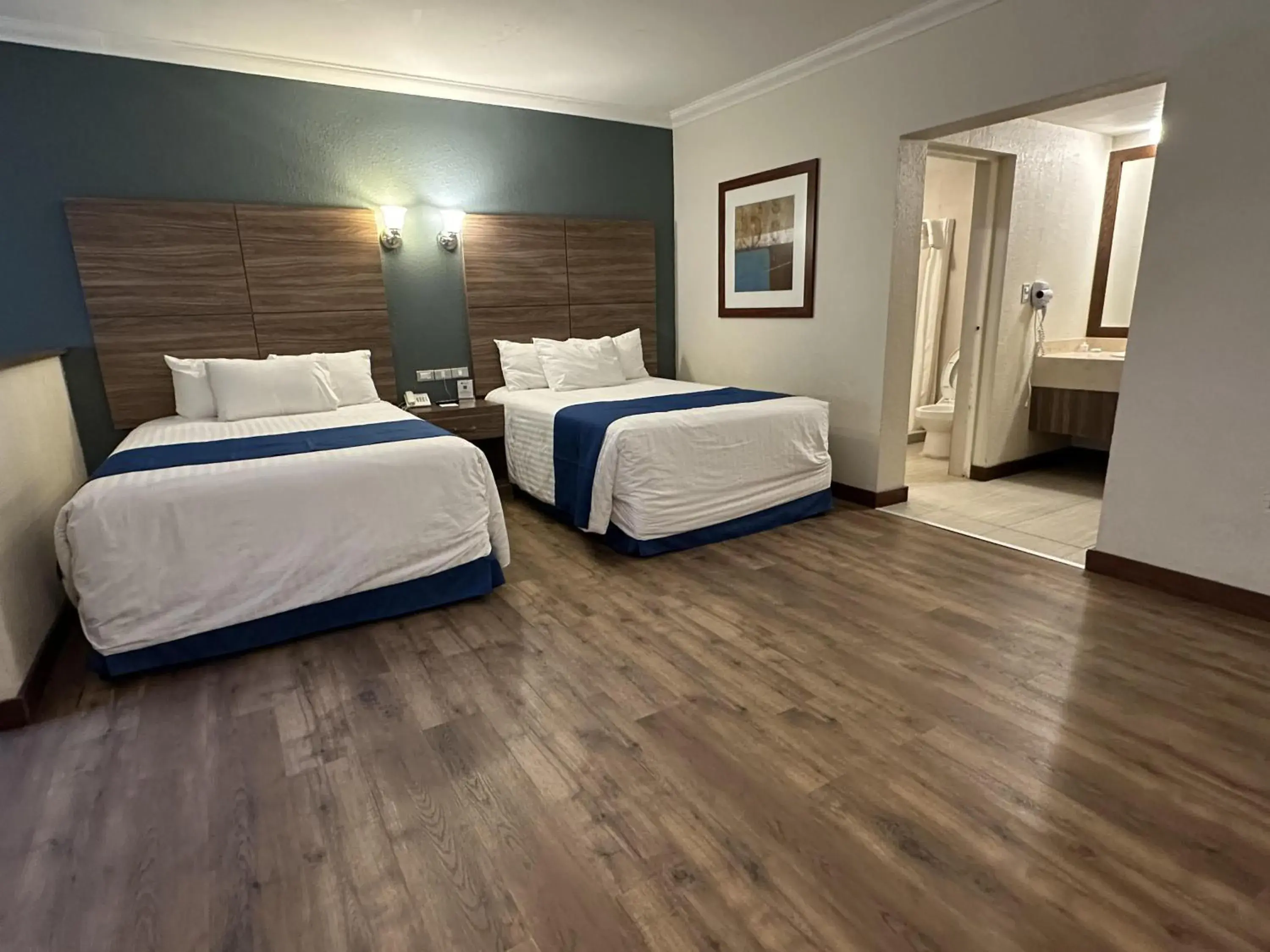 Photo of the whole room, Bed in Best Western Cumbres Inn Cd. Cuauhtemoc Photo of the whole room, Bed in Best Western Cumbres Inn Cd. Cuauhtemoc