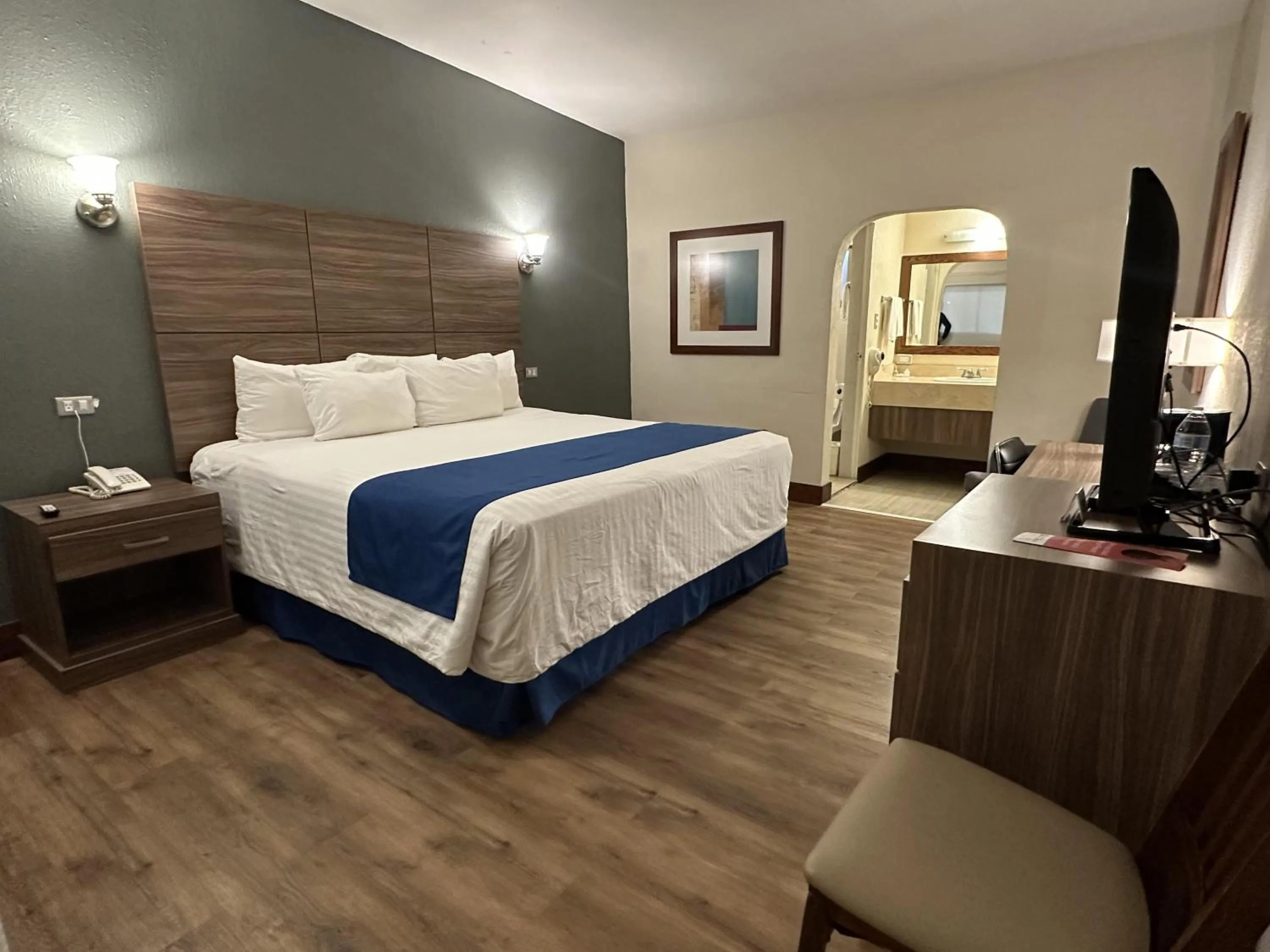 Bedroom, Bed in Best Western Cumbres Inn Cd. Cuauhtemoc