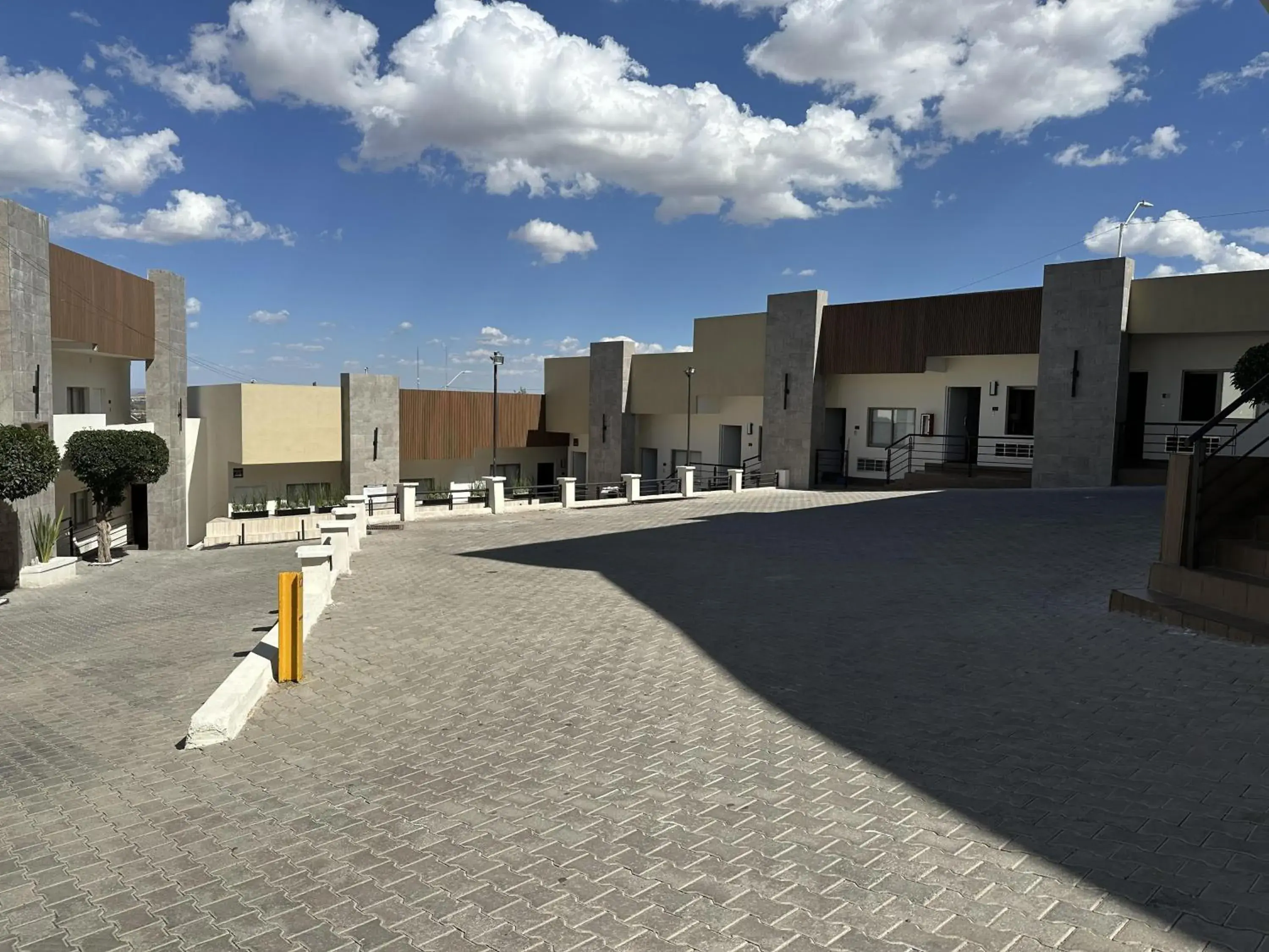 Property building in Best Western Cumbres Inn Cd. Cuauhtemoc Property building in Best Western Cumbres Inn Cd. Cuauhtemoc