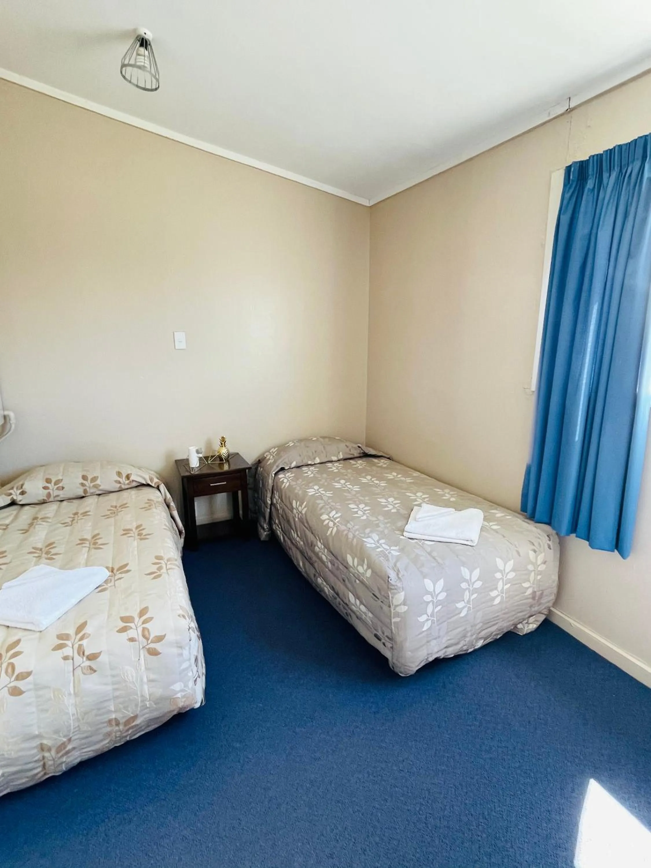 Bed in Blenheim Road Motor Lodge