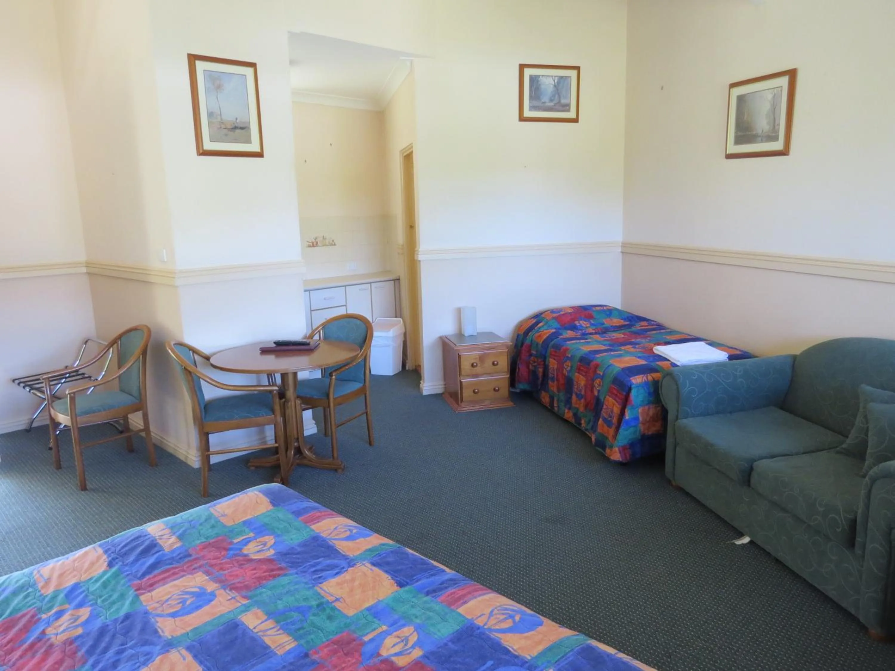 Photo of the whole room, Bed in Golfview Lodge