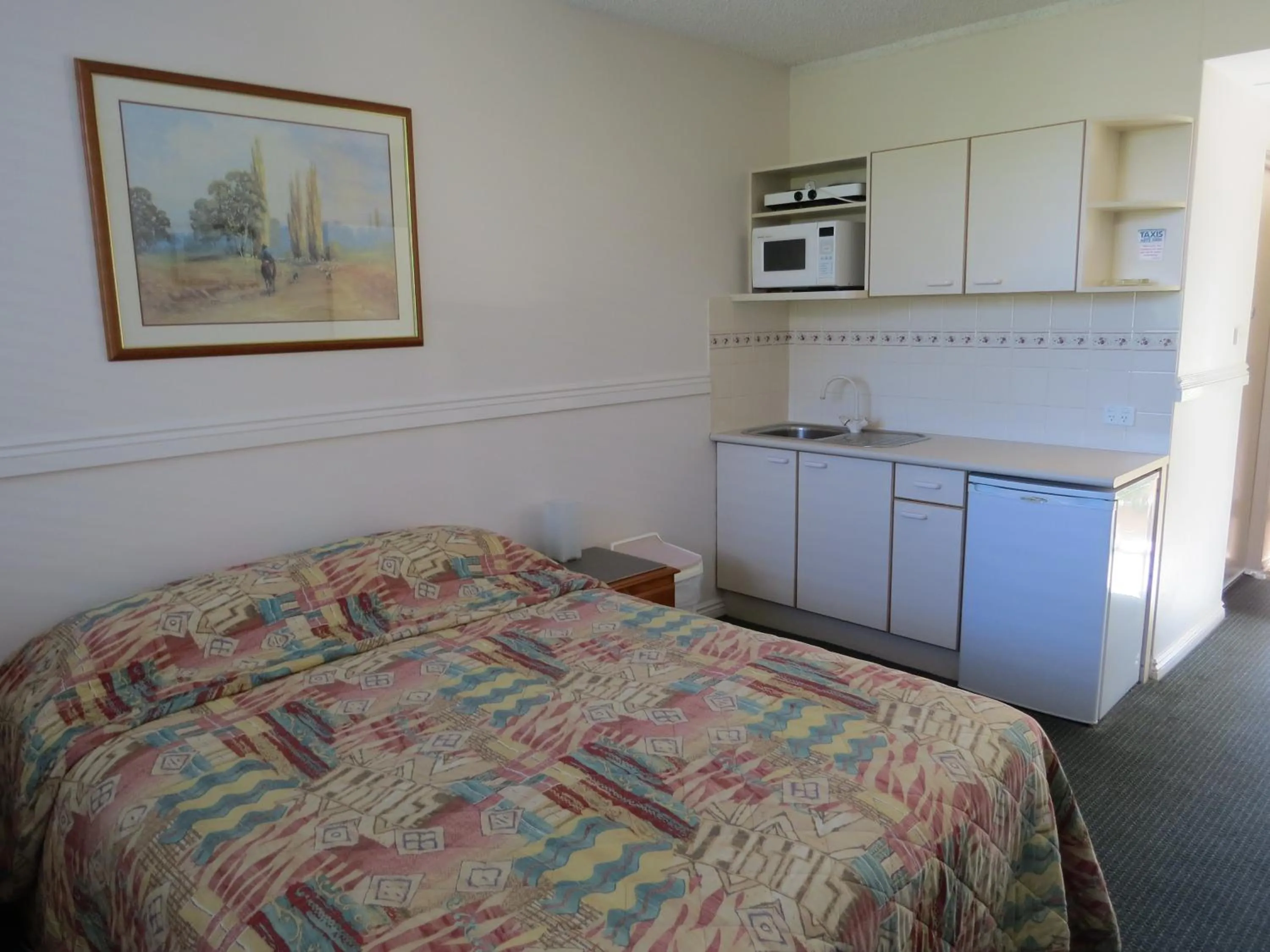 Photo of the whole room, Bed in Golfview Lodge