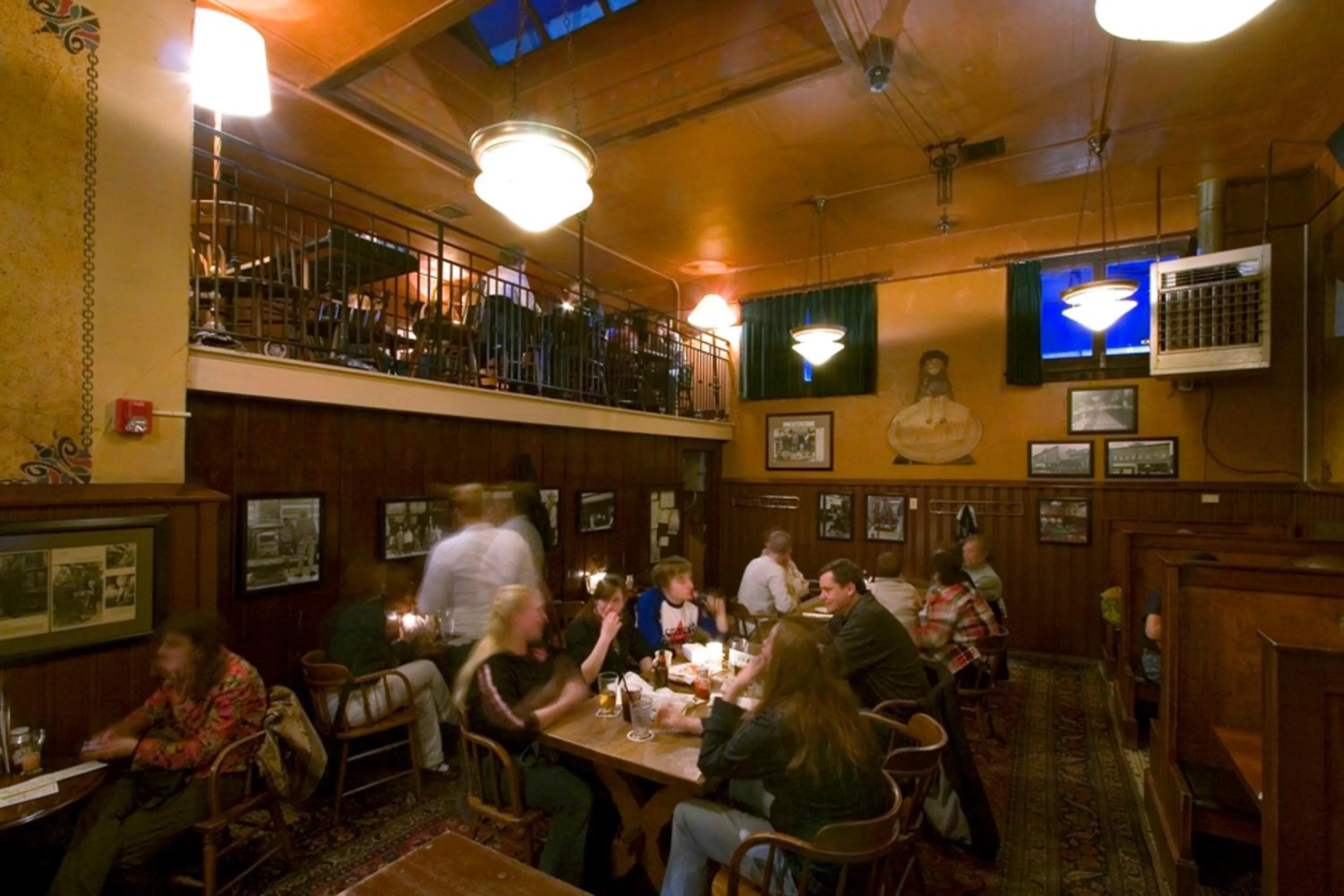 Restaurant/places to eat in McMenamins Olympic Club