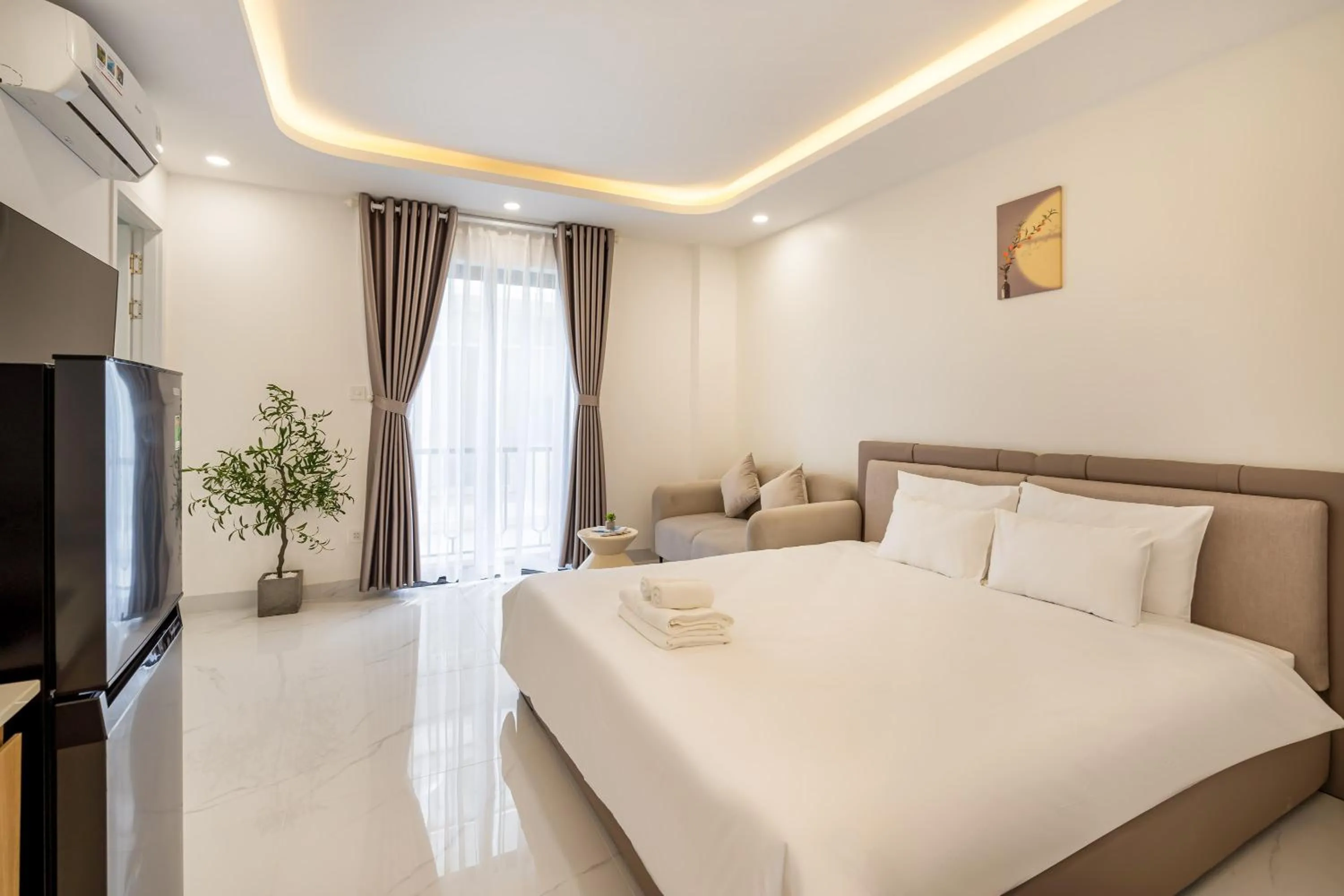 Photo of the whole room, Bed in The Royal Sky - Phu My Hung